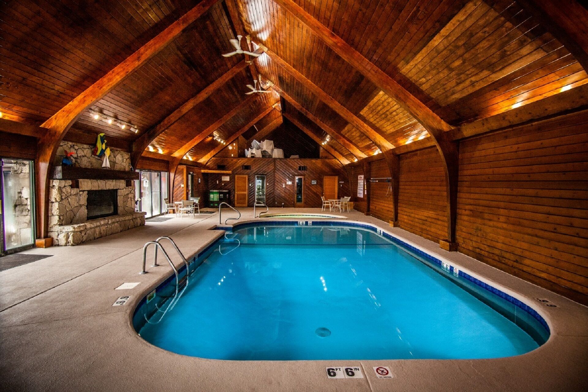 COME & PLAY #1 GROUND FLOOR LAKE FRONT W/INDOOR/OUTDOOR TENNIS & POOLS FREE WYFI