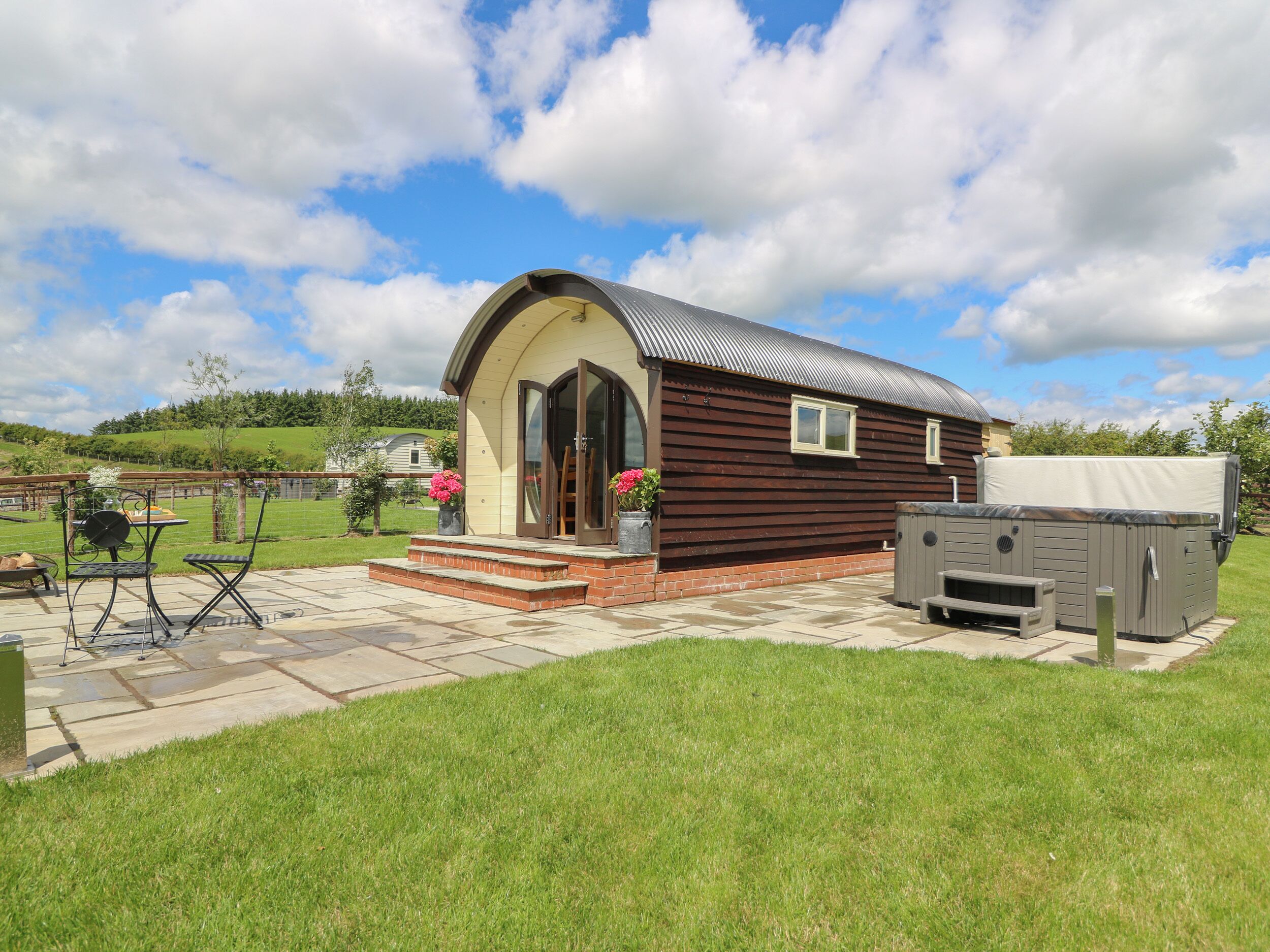 WOODLAND VIEW, pet friendly, with hot tub in Rhayader