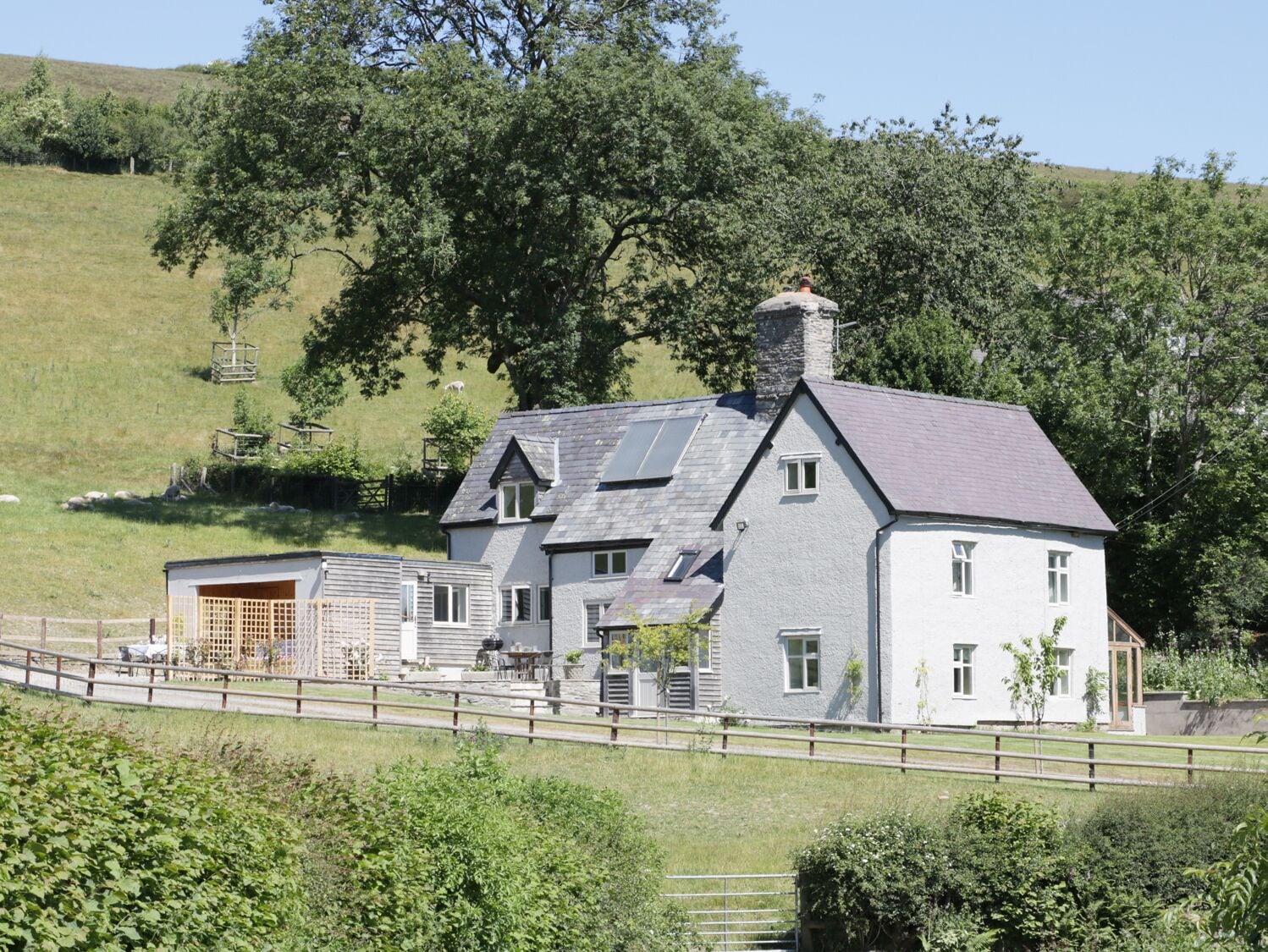 LOWER HODRE, pet friendly, with hot tub in Bucknell