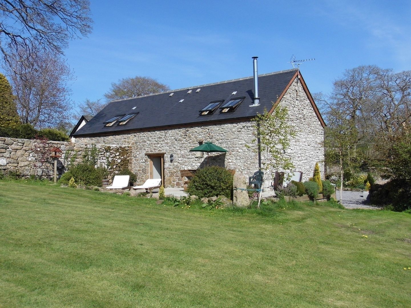 BUTTERDON BARN, pet friendly, with hot tub in Moretonhampstead