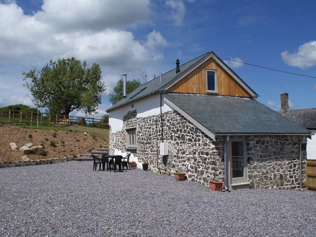 BOWBEER BARN, pet friendly, with open fire in Drewsteignton