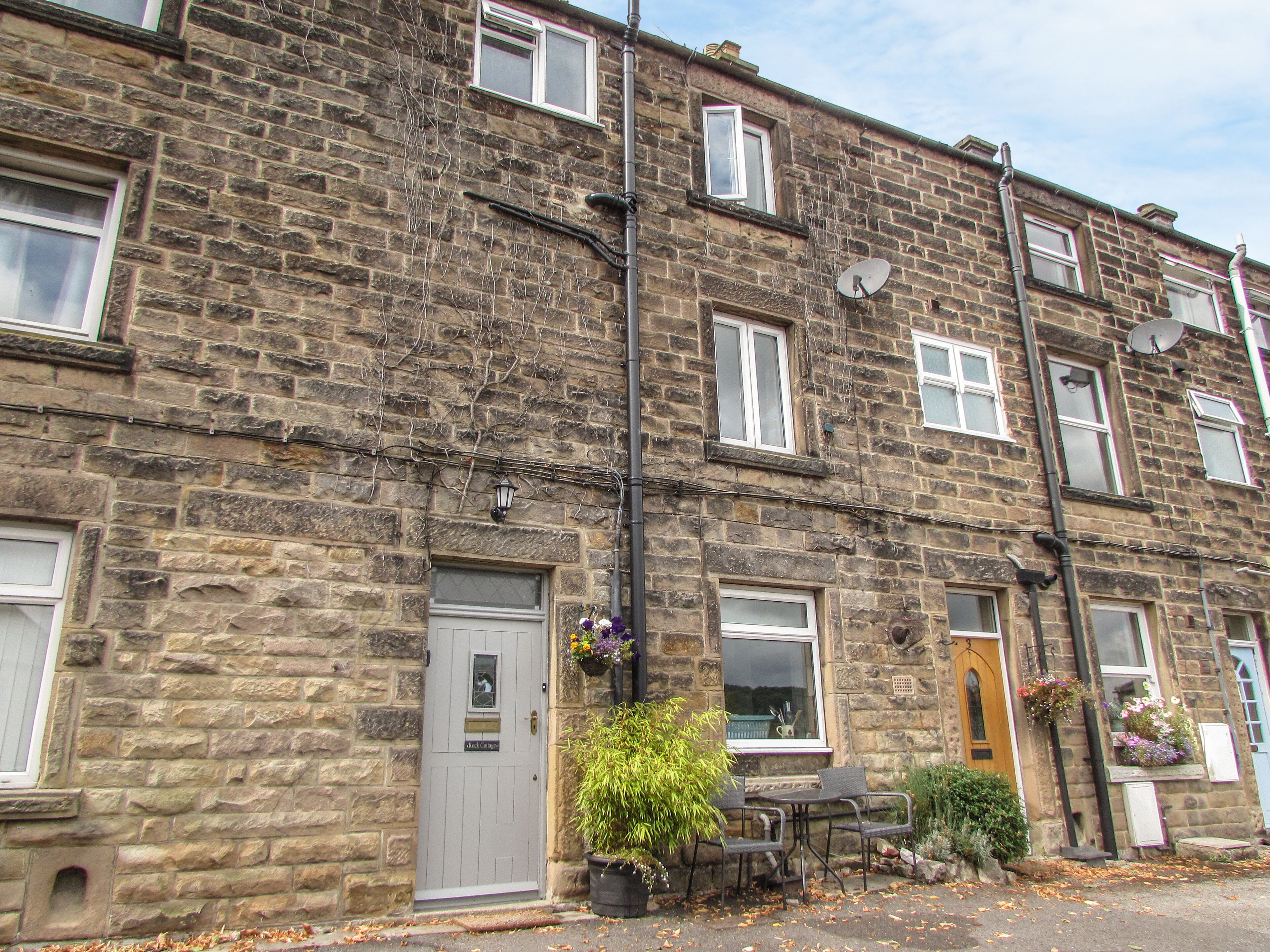 ROCK COTTAGE, pet friendly, with a garden in Bakewell