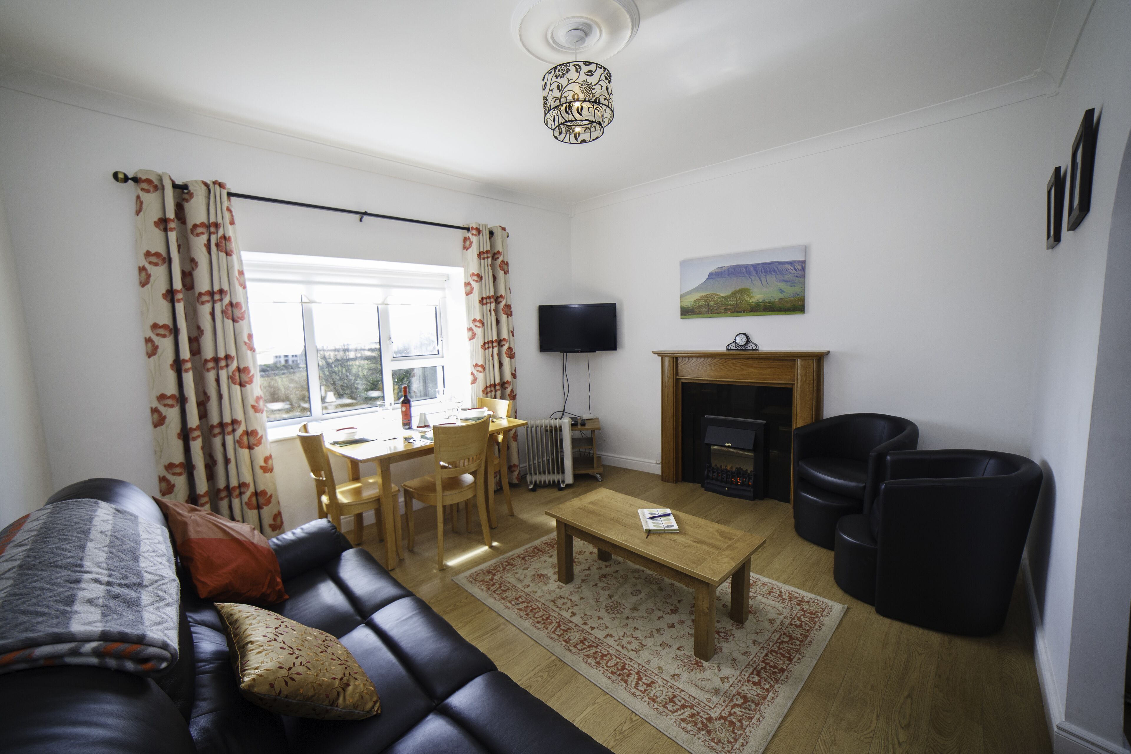 The Snug-2Bed Apt sleeps 4 with fab sea views directly on the Wild Atlantic Way