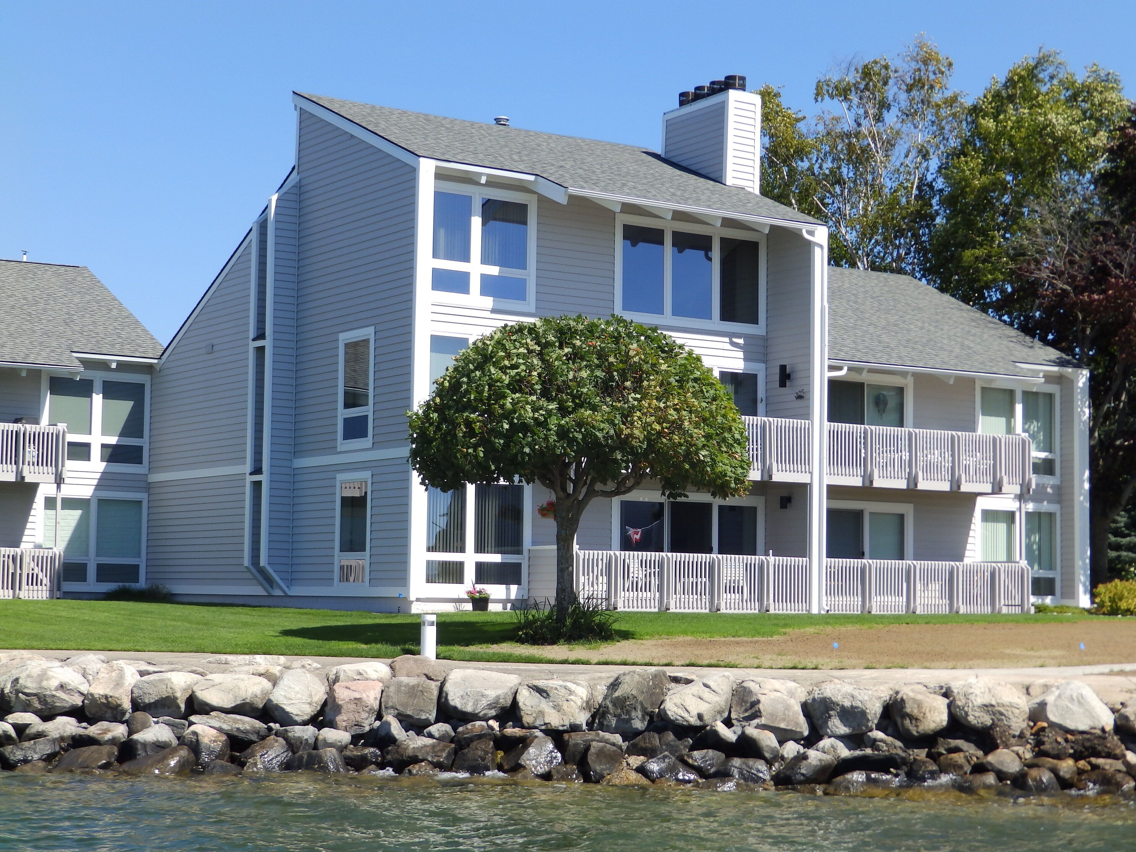 Unique Unit View - Landings Condominium on Beautiful Lake Charlevoix - WIFI
