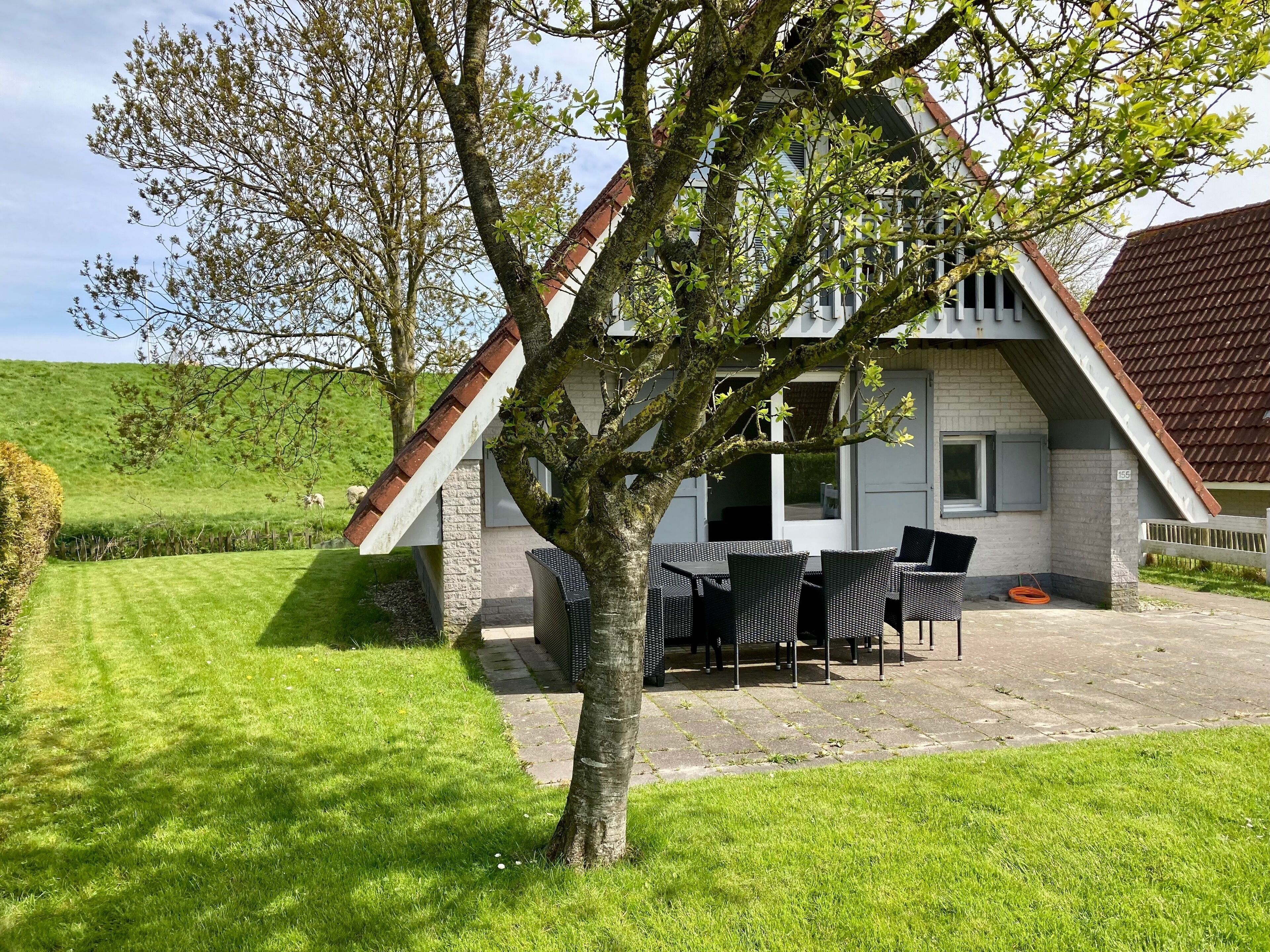6 pers. Sunny house with equipped terrace behind a dike at Lauwersmeer