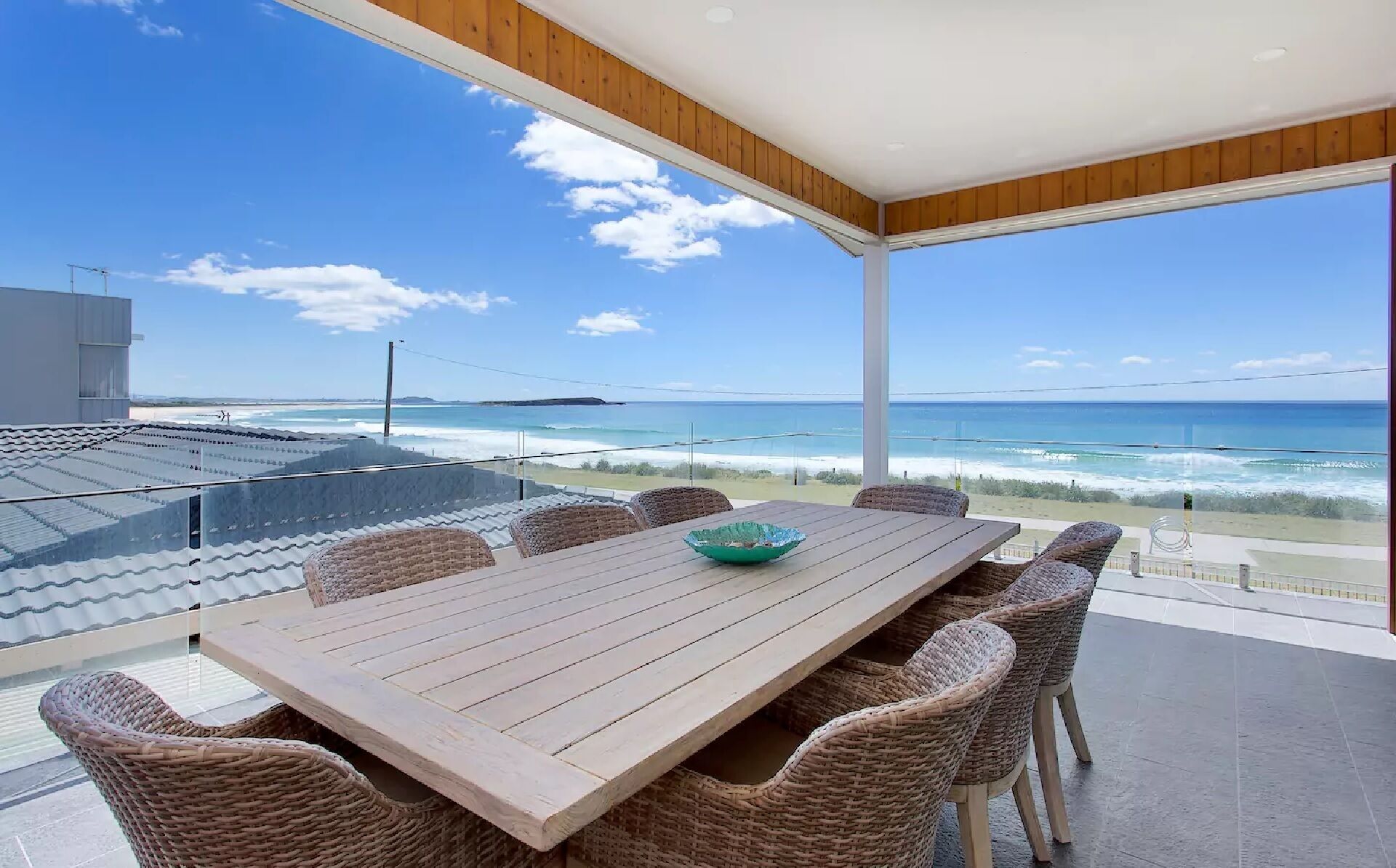 Absolute Beachfront Holiday Apartment w Panoramic Ocean Views