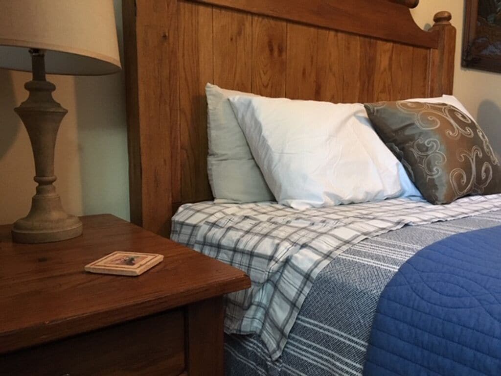 Furnished Bedroom in our Home (Queen bed) - Dogs Welcome - Shared Bath