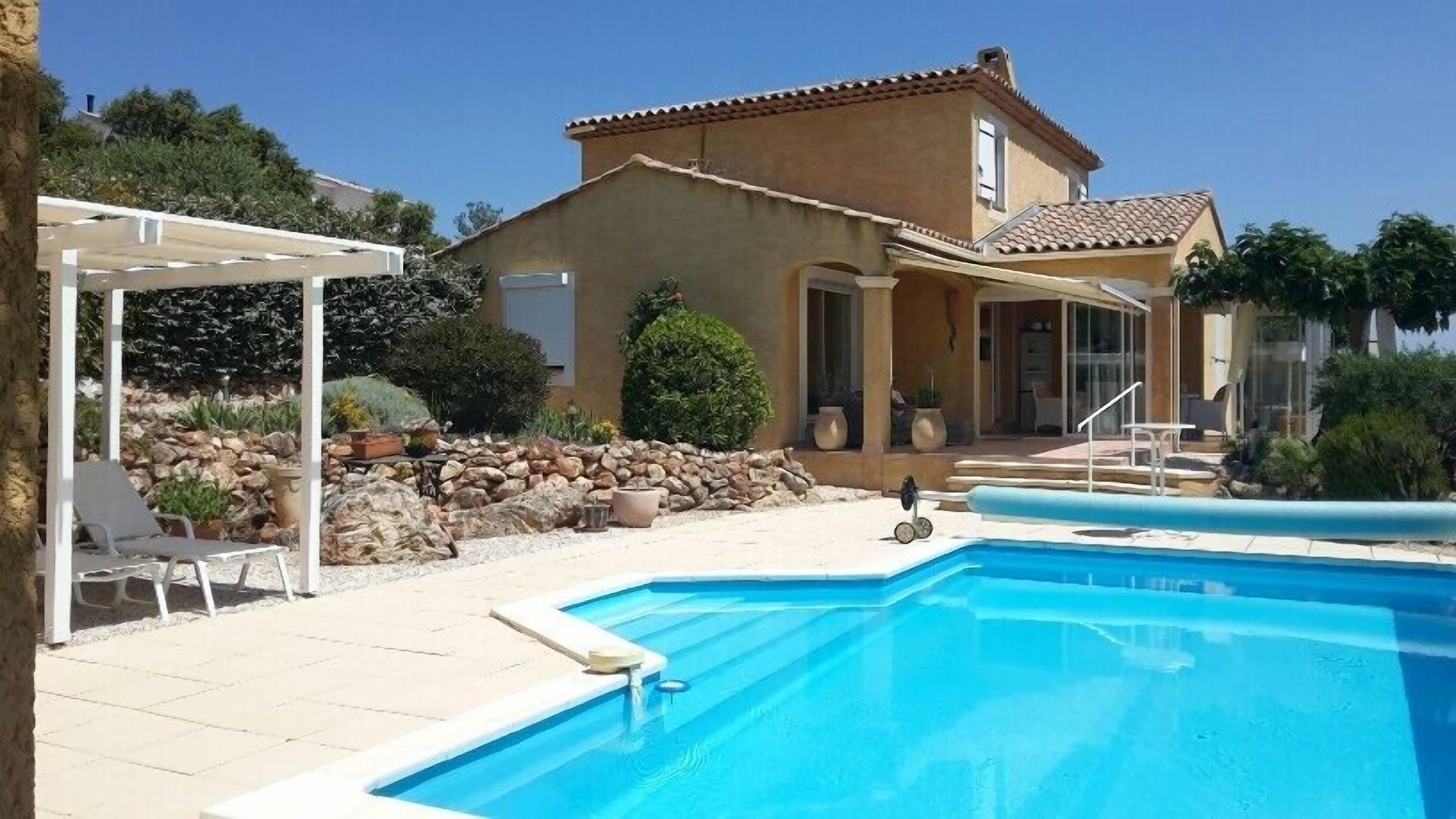 Apartment in villa with pool, oasis of relaxation, view of mountains, quiet on the outskirts of the village.