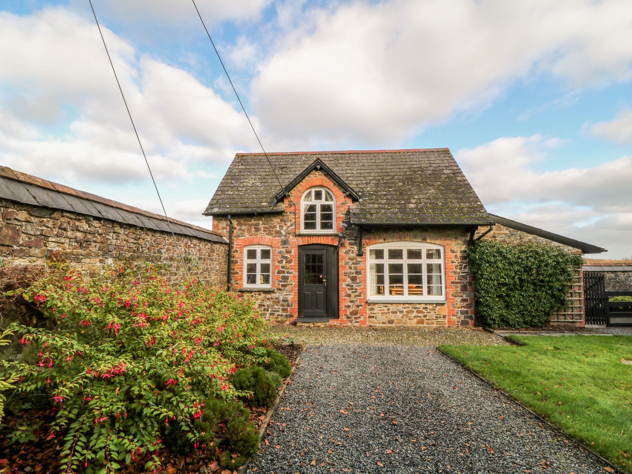 THE COACH HOUSE, pet friendly, character holiday cottage in Lifton