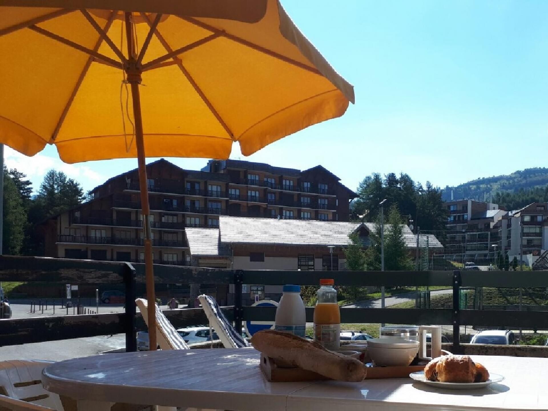 At the heart of the resort, at the foot of the slopes, at the start of the hiking trails.