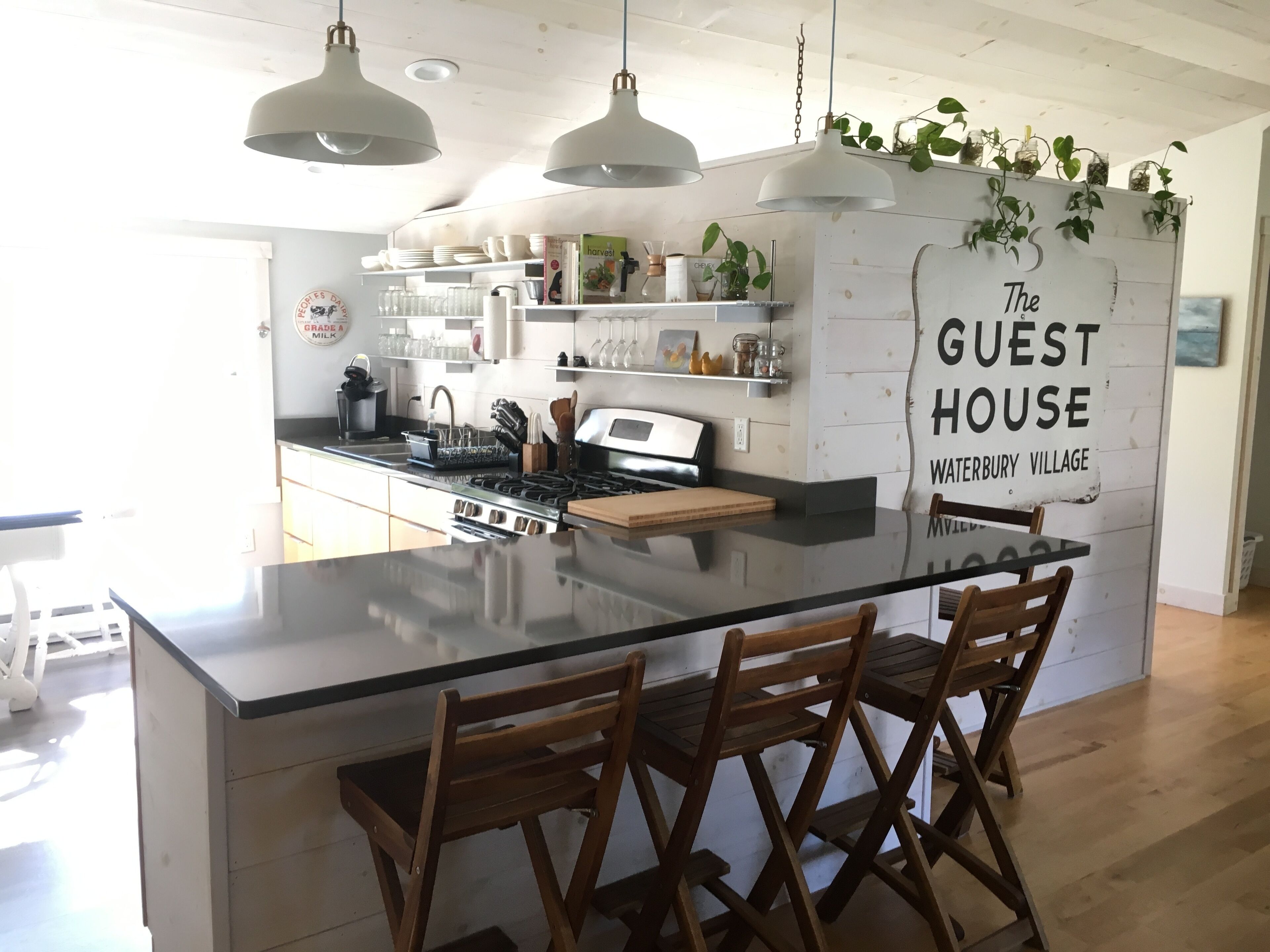 Bright & Airy Guest House in downtown Waterbury