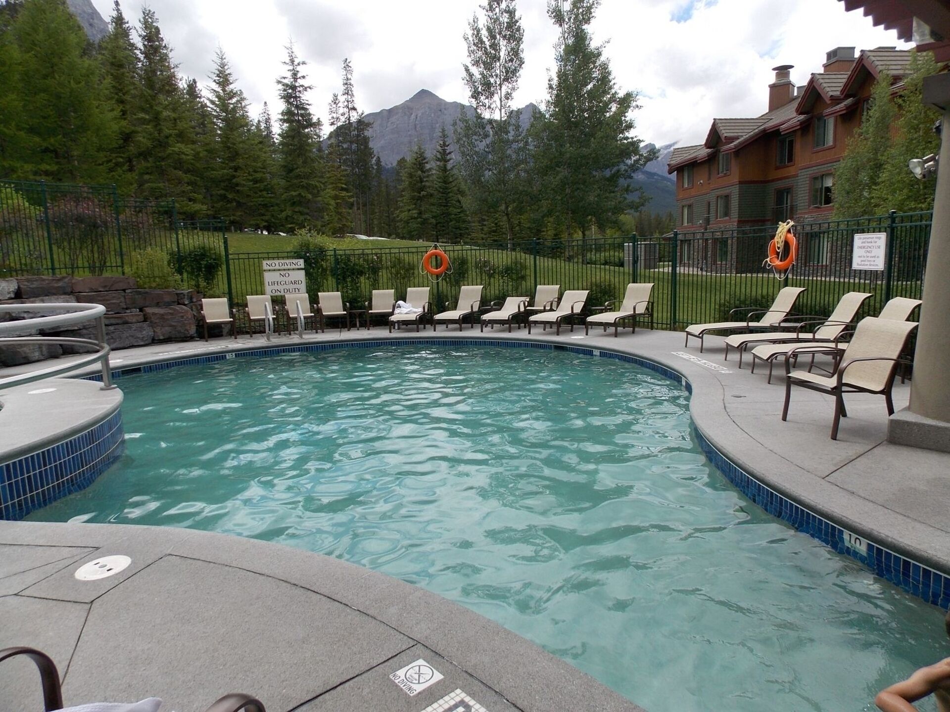 Spacious Condo Unit Nestled on a Mountainside 