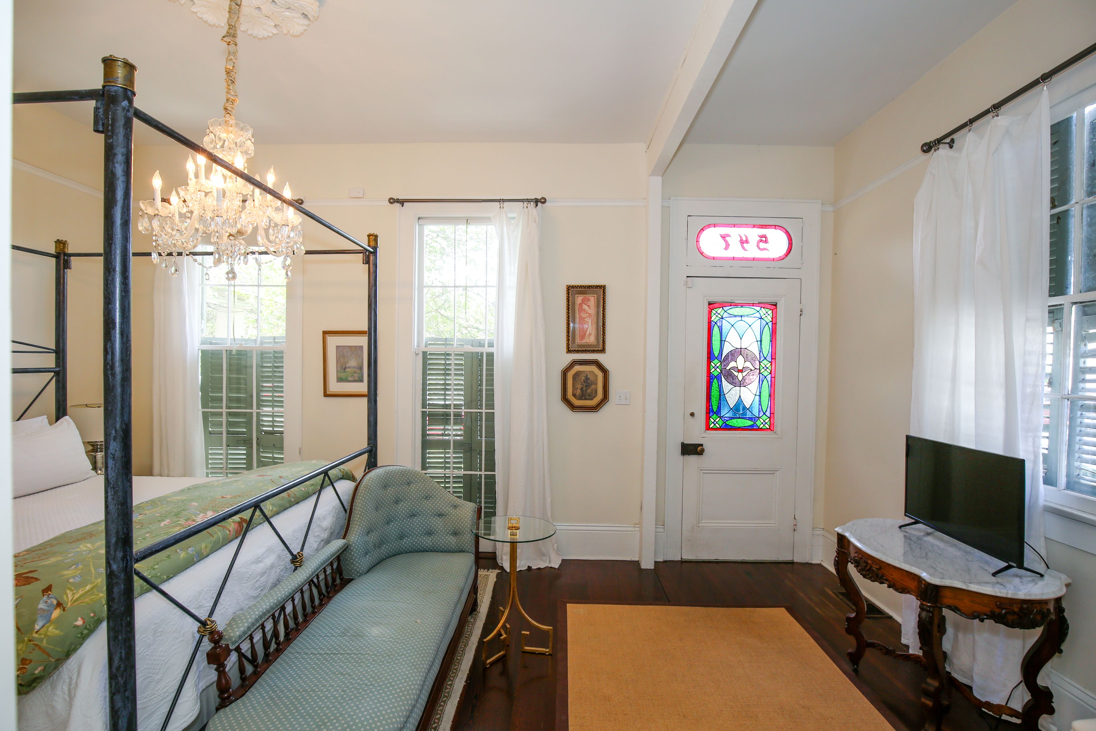 Historic Uptown Guest Suite & Porch blocks to Magazine Street & Streetcar