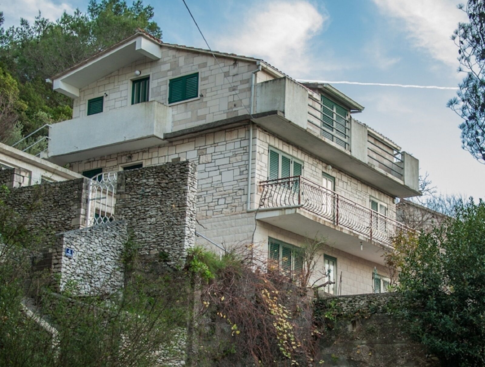 Apartment Hajdi - with large terrace :   - Pucisca, Island Brac, Croatia