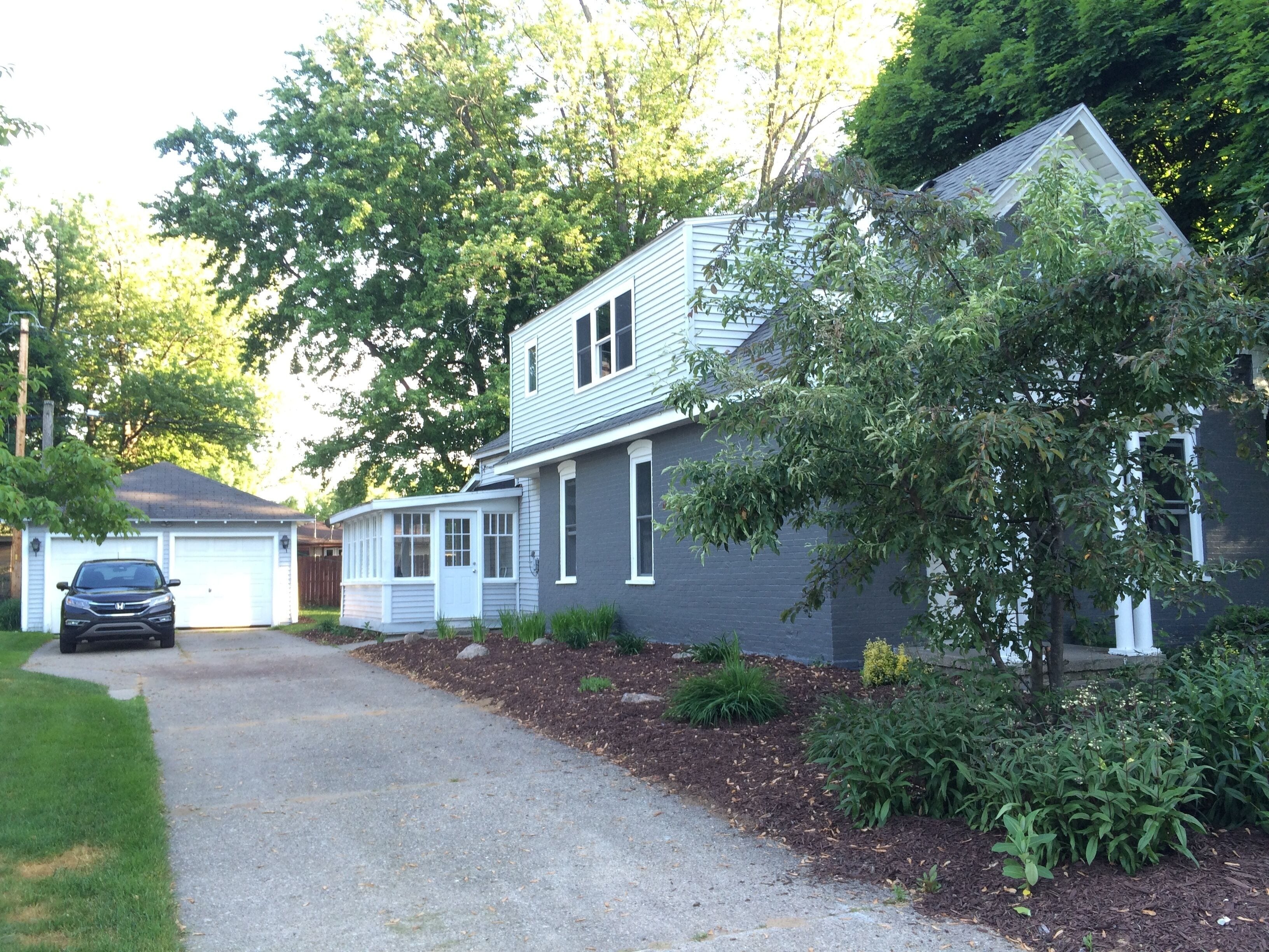 Charming 2BR upper unit on a quiet street 1.2 miles from downtown Holland!