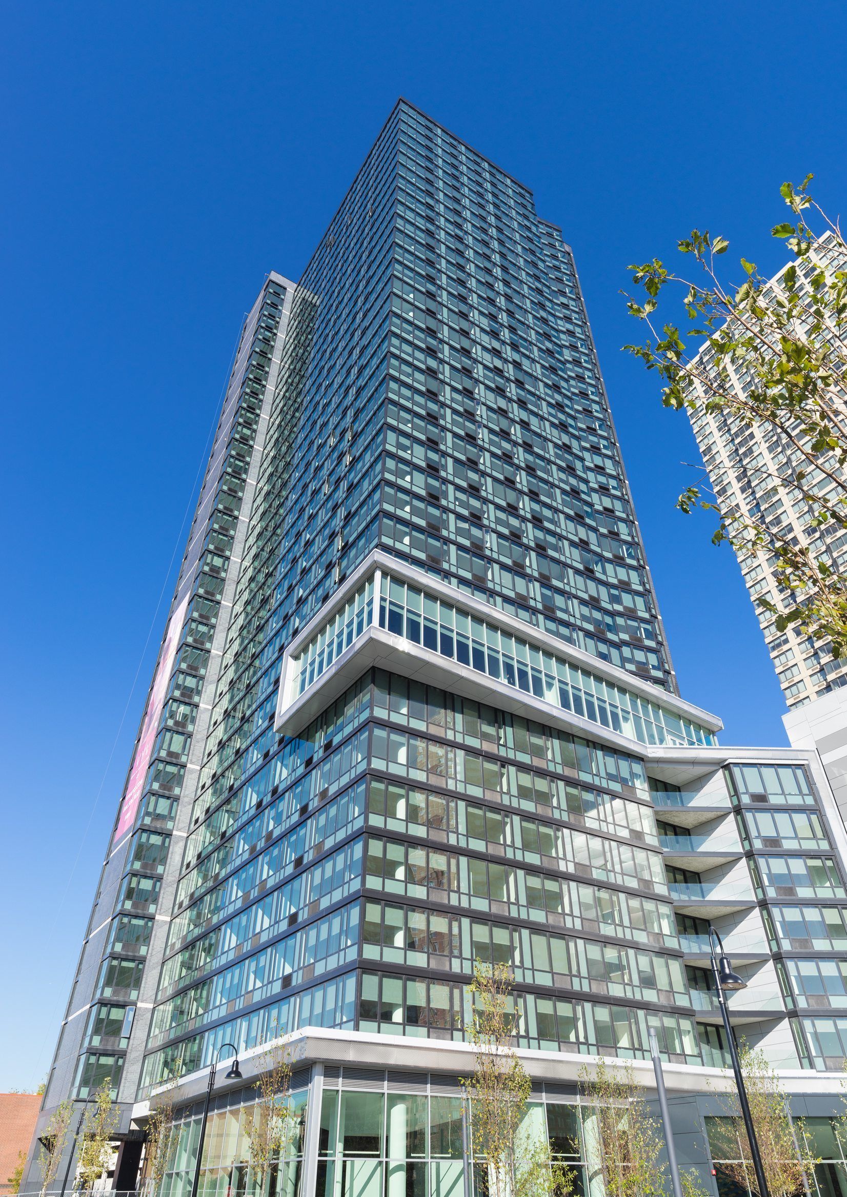 Deedee's Sky Rise Apartments - Newport 2