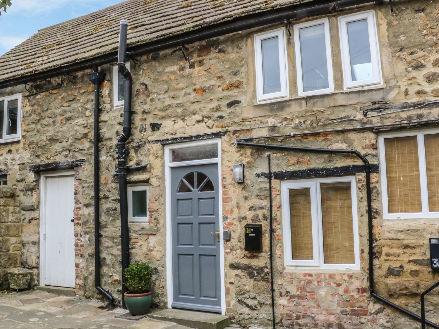 THE LITTLE FLAT, pet friendly, with a garden in Barnard Castle