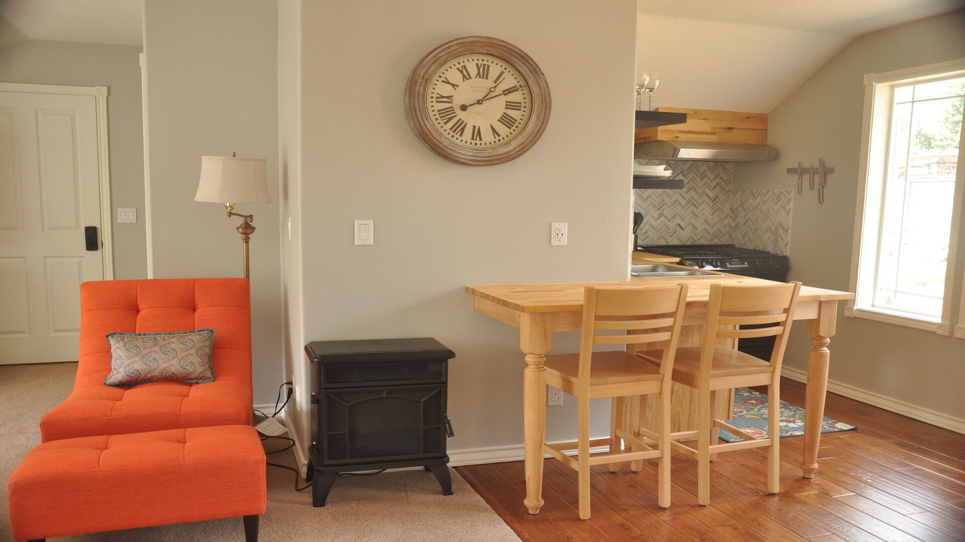 Bright and cozy 1 bedroom apartment unit