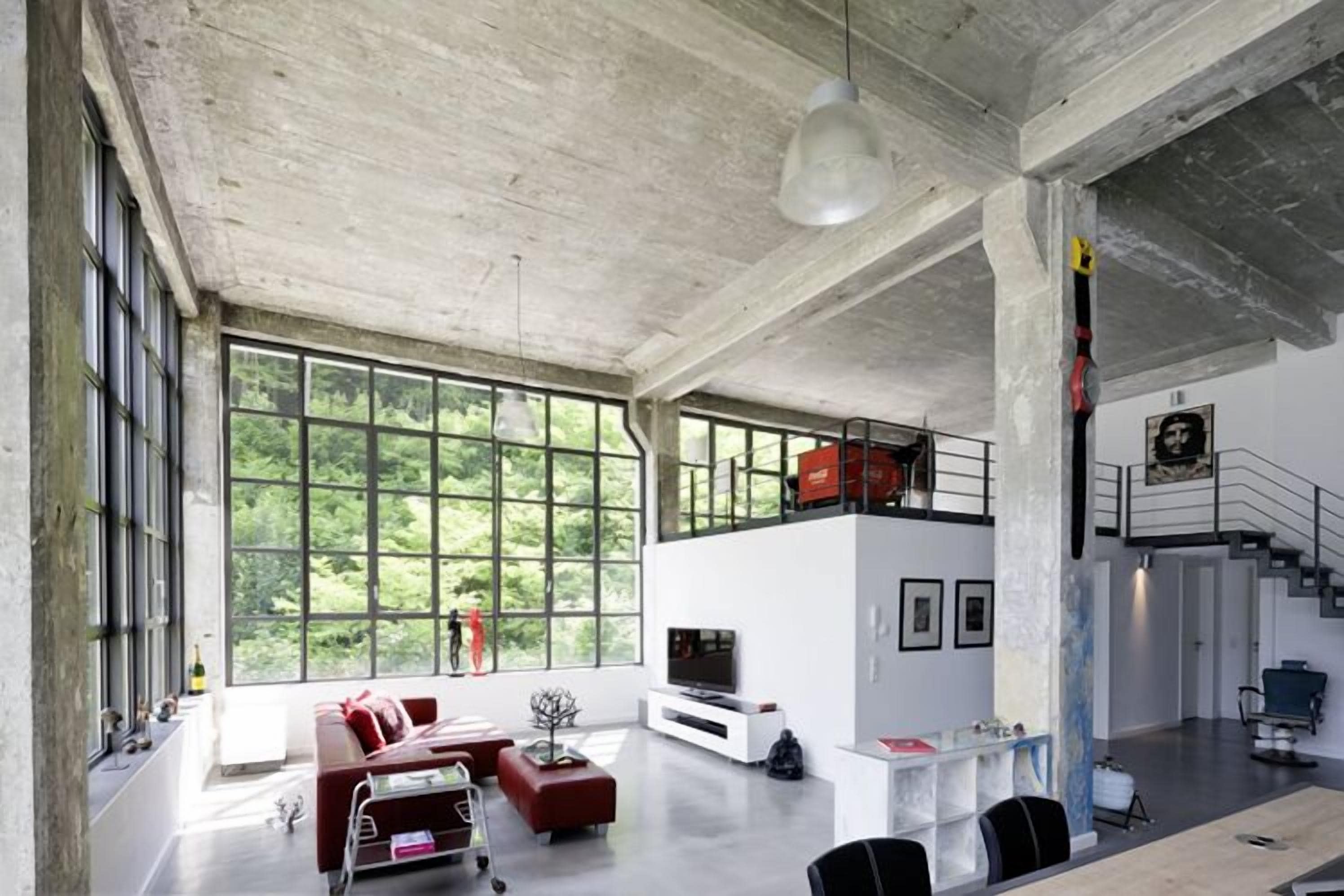Loft apartment 160 m2 in factory style in a Bauhaus monument for 6