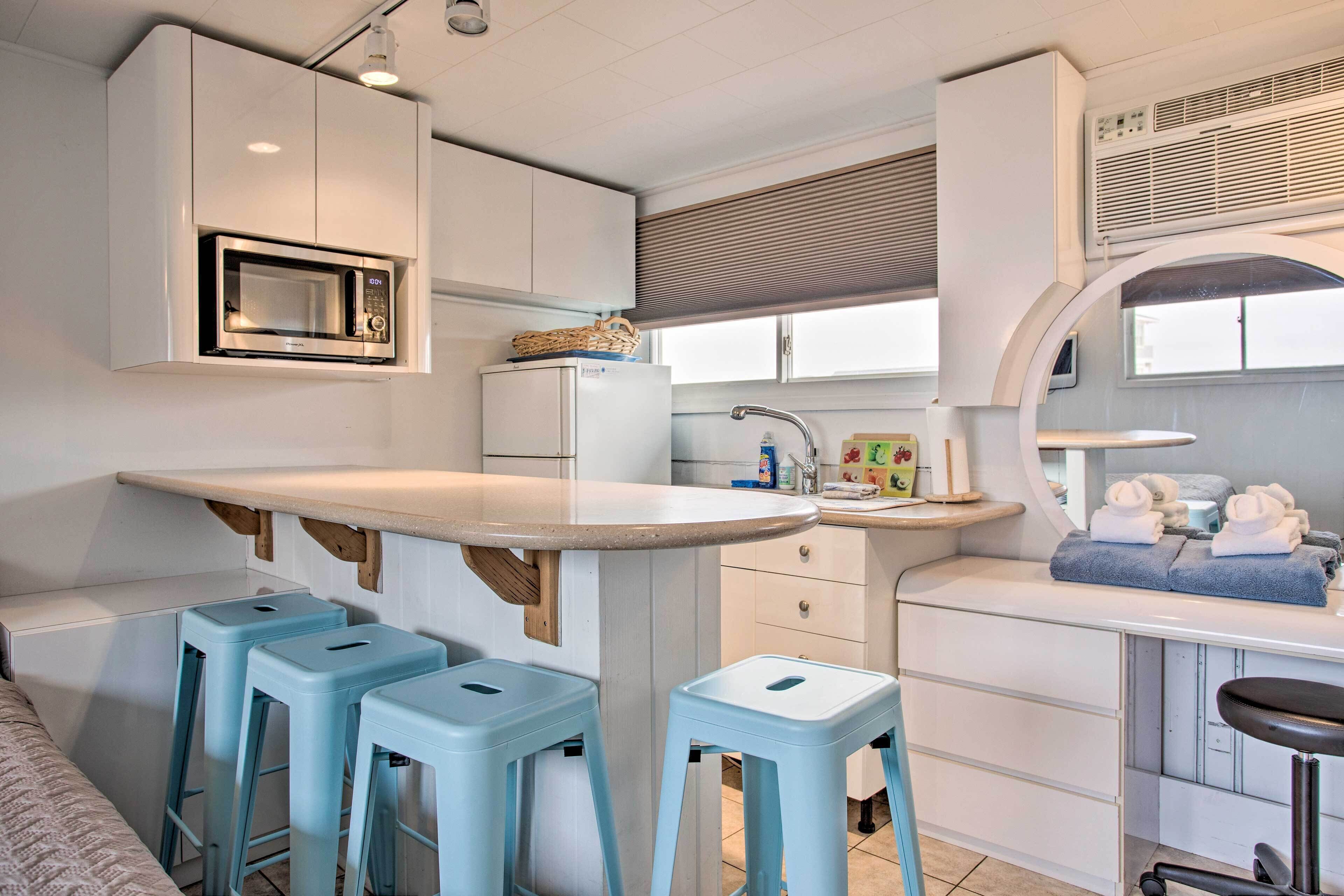 Cozy Fire Island Studio w/ Deck, Walk to the Beach