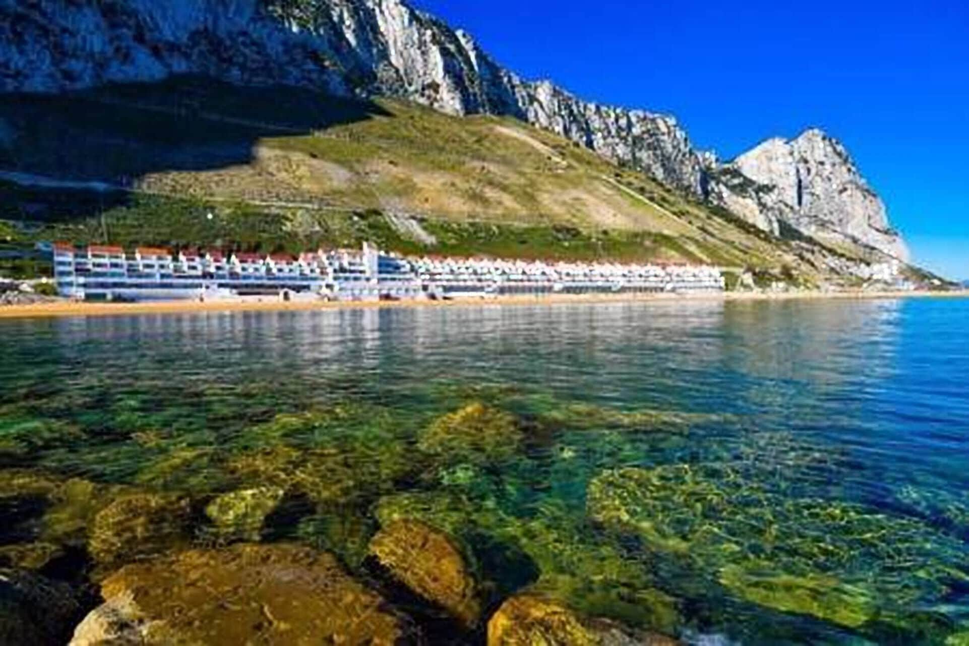 A bright modern studio apartment, with private balcony oerlooking Sandy Bay