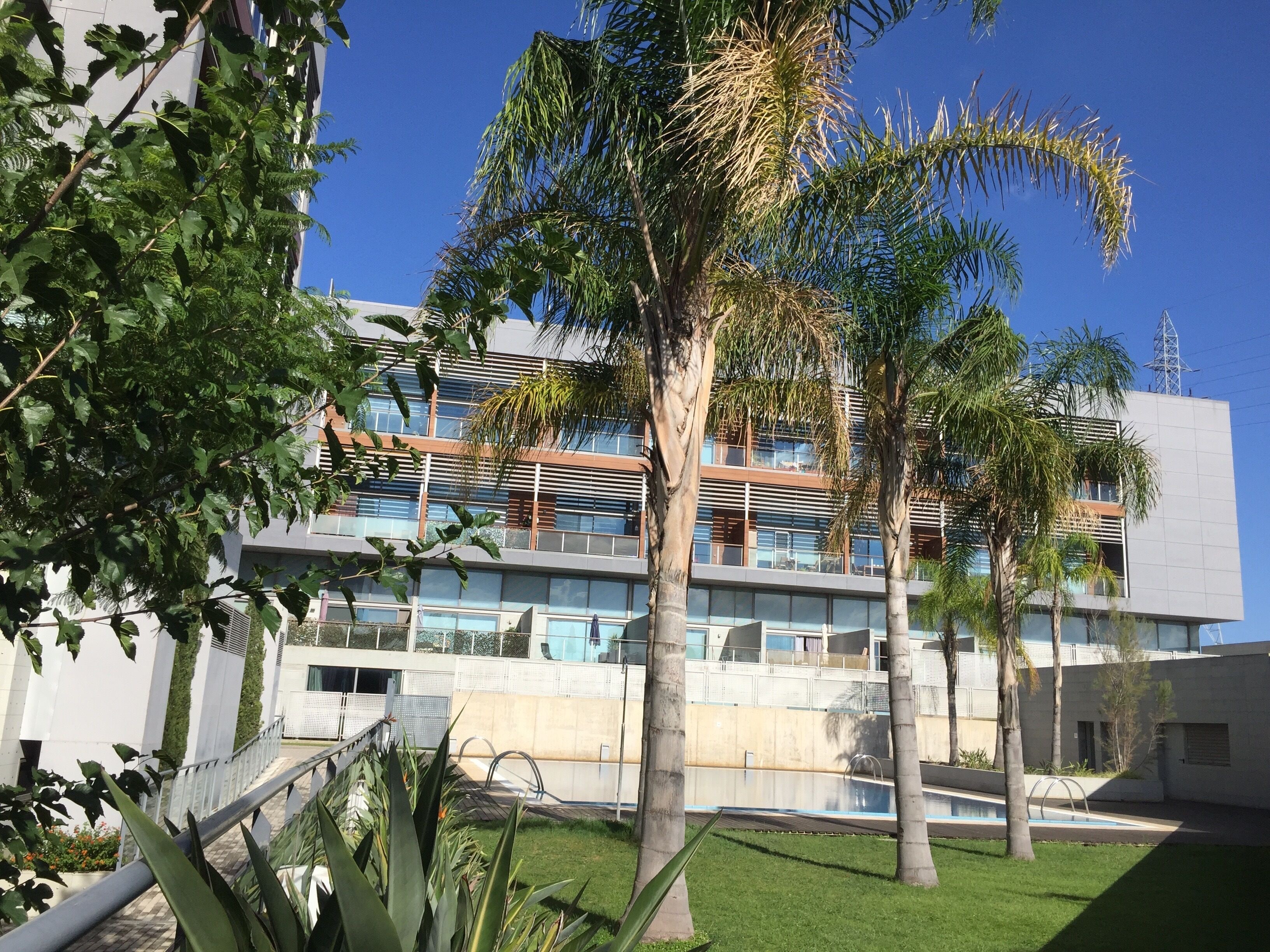 Loft with terrace of 24m2, swimming pool, garden and garage.
