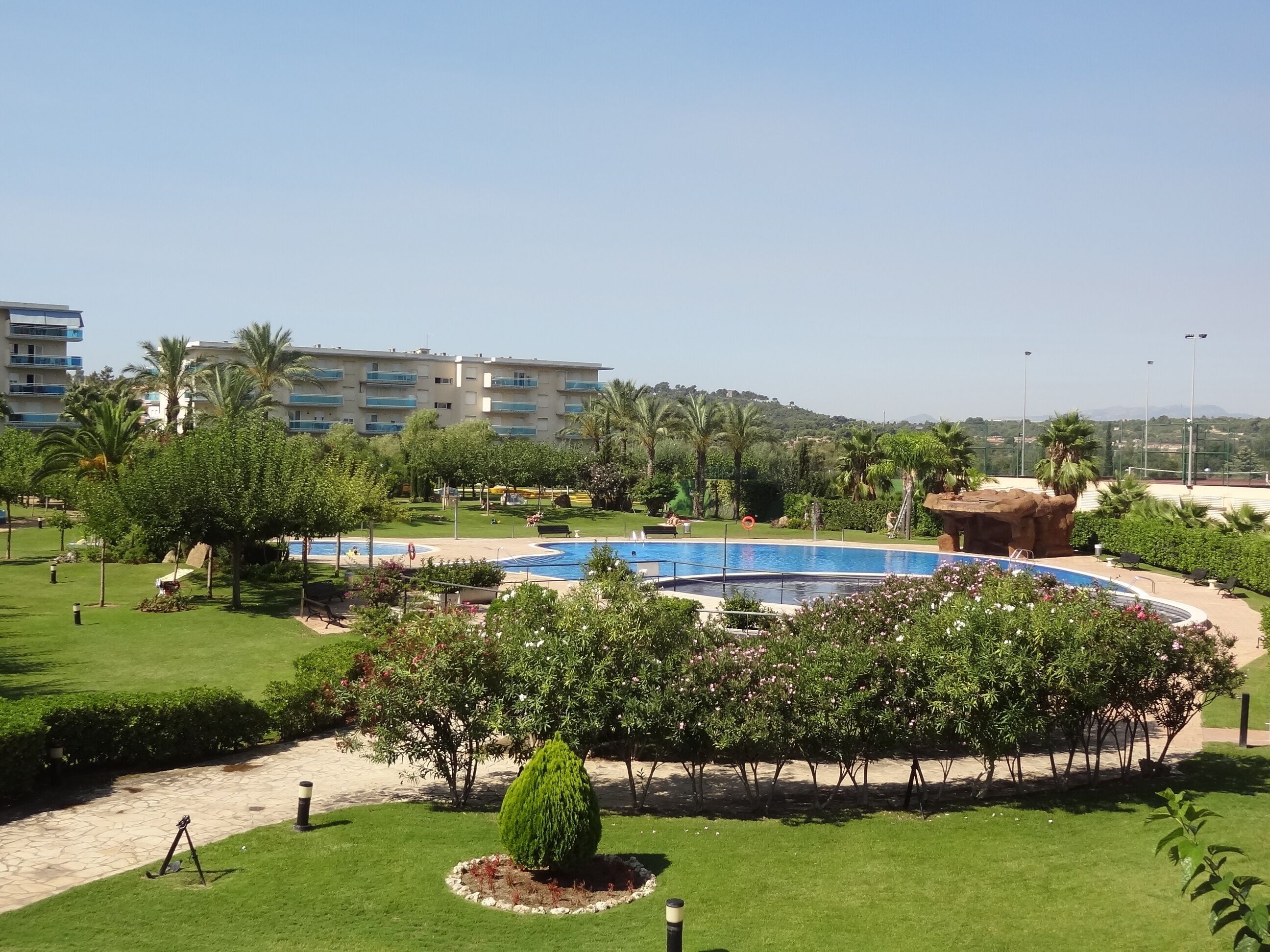 La Pineda: RESIDENTIAL APARTMENT. With pool, 200m Beach, Port Aventura, PADDLE, Mini golf, petanque, basketball, football ...