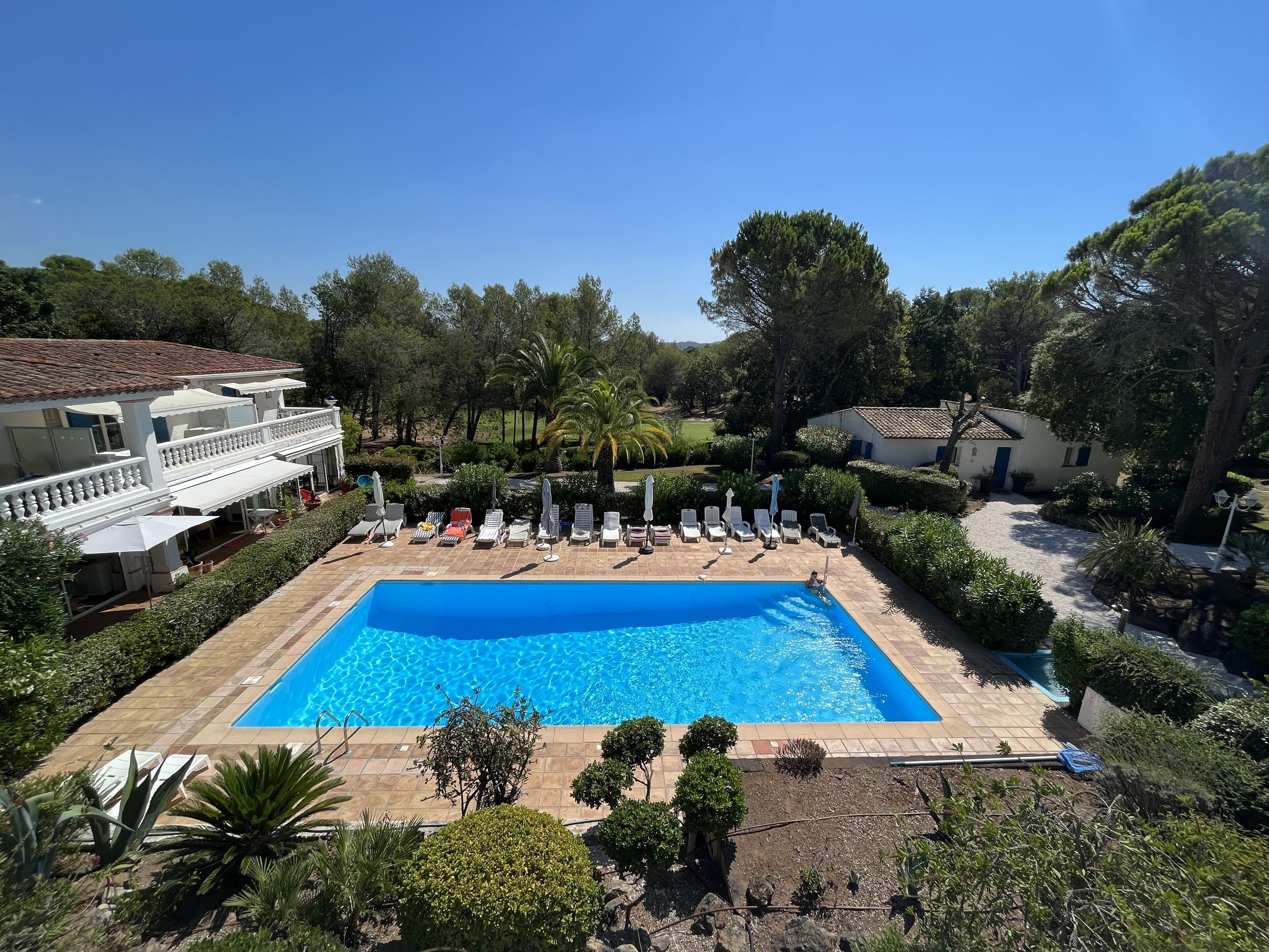 Bright and quiet duplex, pool and golf view, quiet and flowery park 