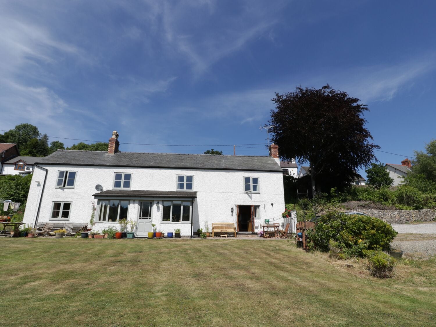 THE COTTAGE, character holiday cottage, with a garden in Llangollen