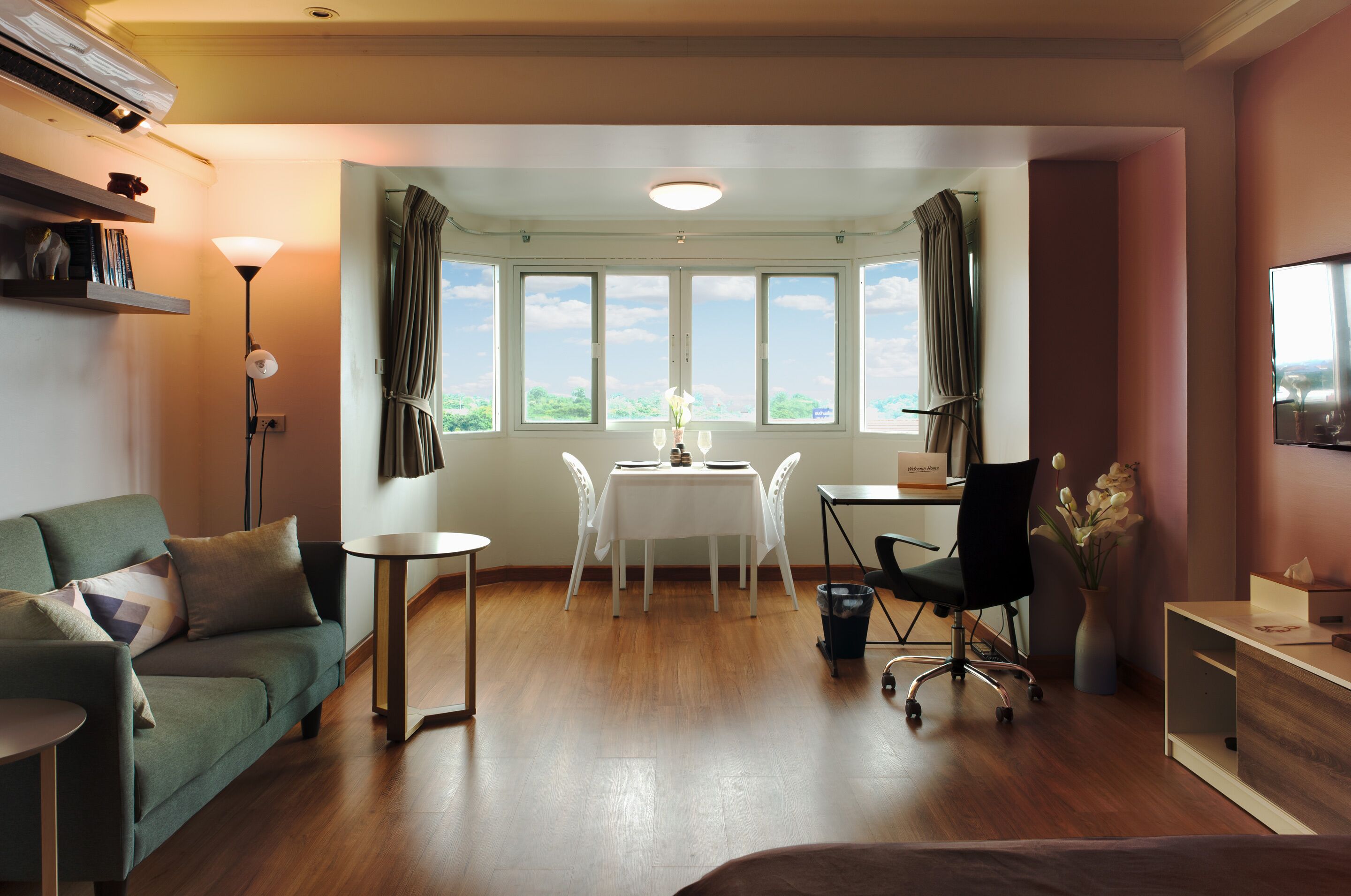 Lovely, Cosy and Bright Studio on Nimman rd. w. computer desk & Panoramic view !