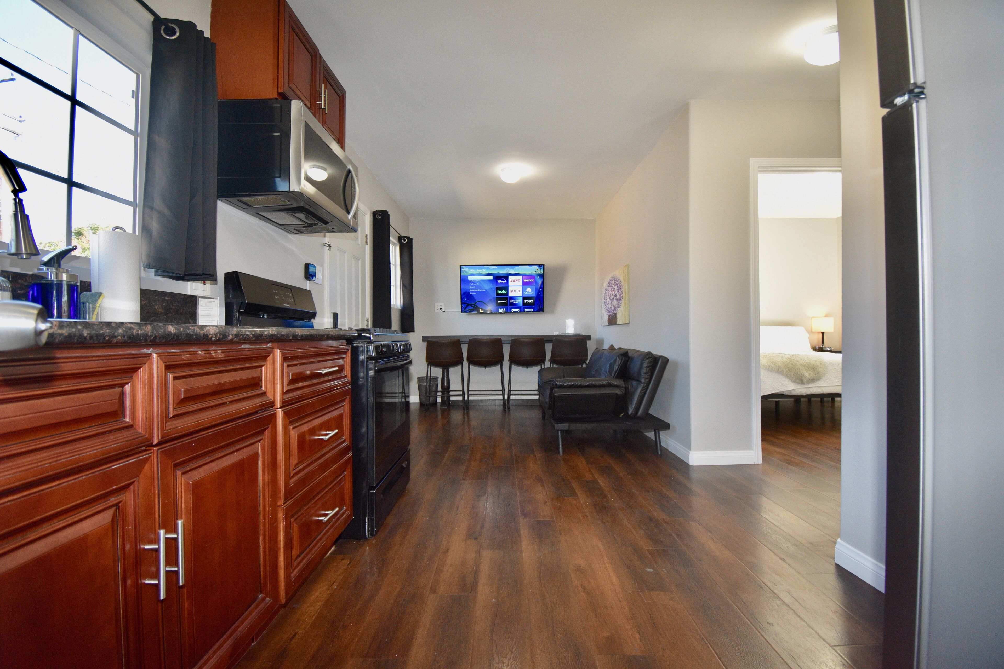 Cozy Guesthouse near Biola , Disney ,Knotts and Freeways 