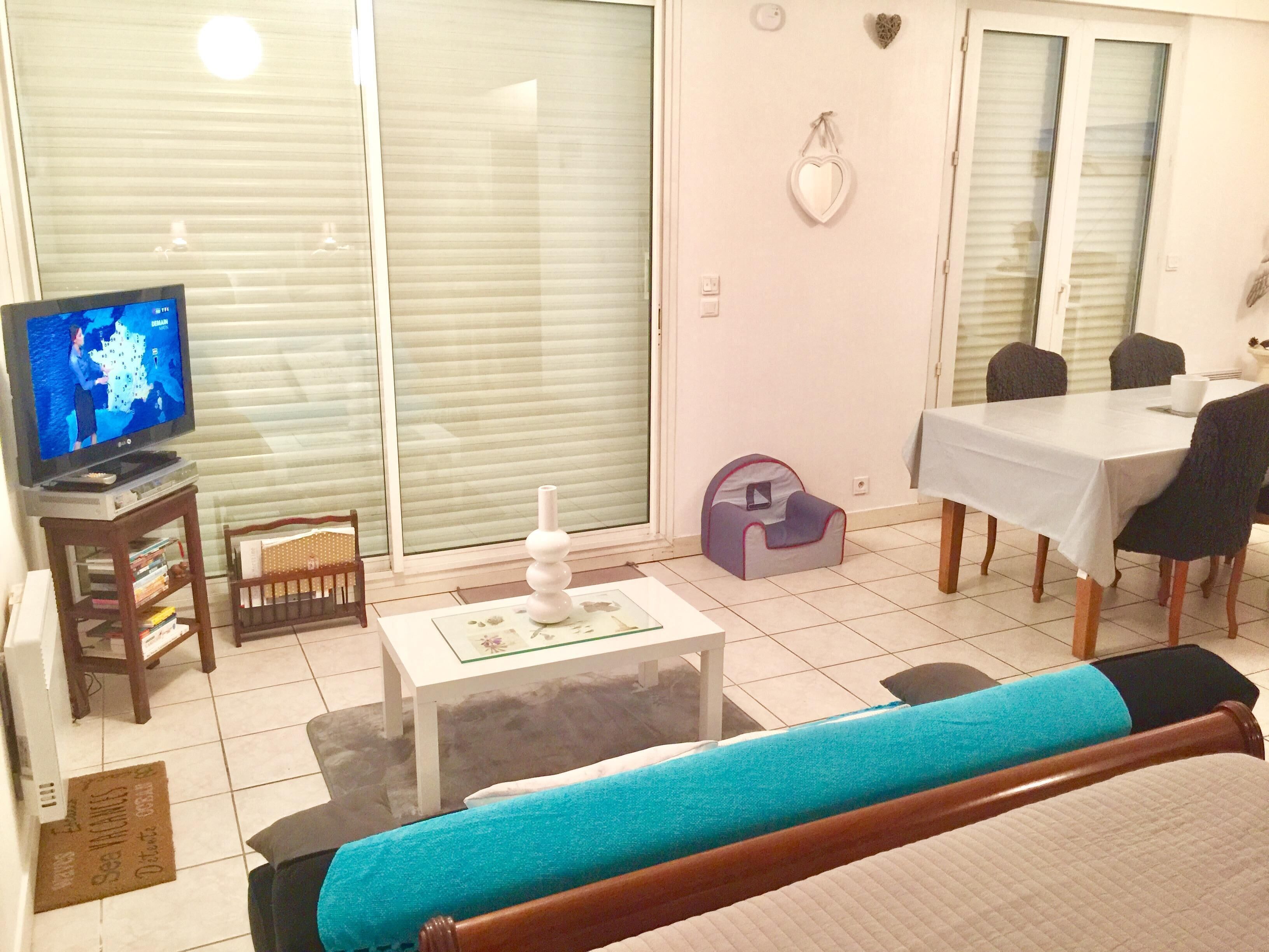 Appt 4 °, top floor, sea view, very bright facing south. WIRELESS. 82cm flat screen.