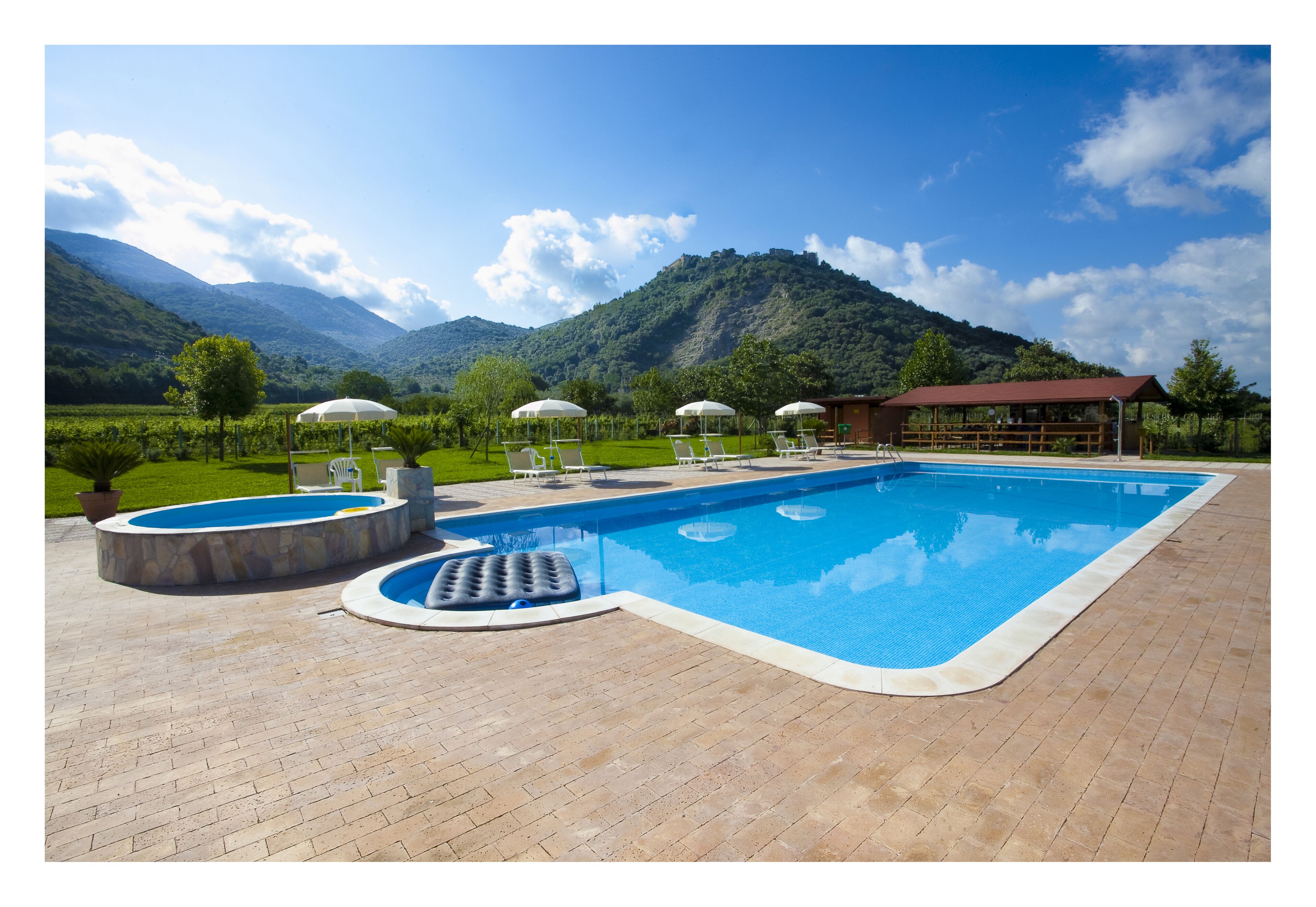 Large apartment in a medieval stone Court, terrace, great view, pool use