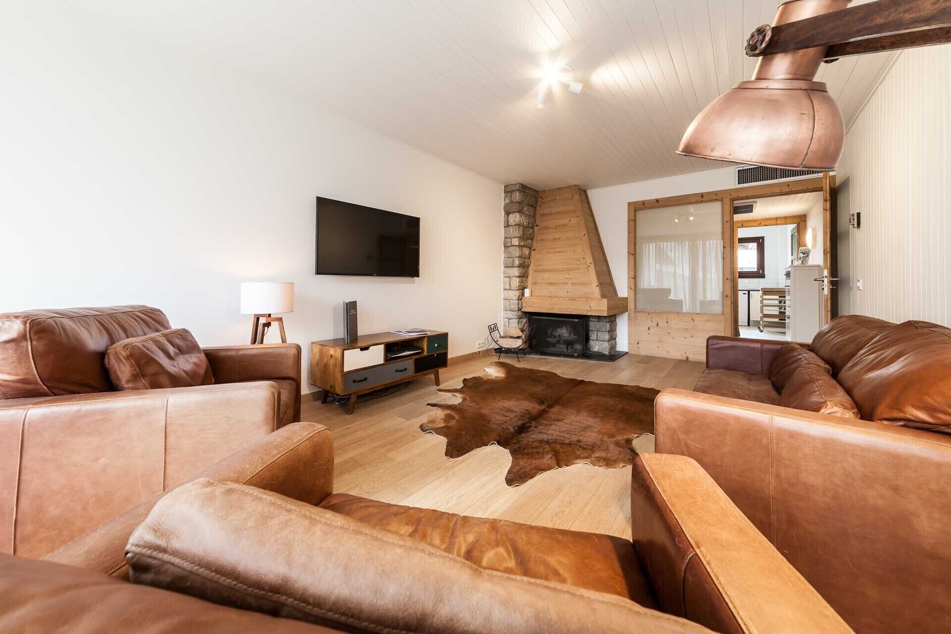 Spacious, contemporary apartment, just 5 minutes walk from the town centre