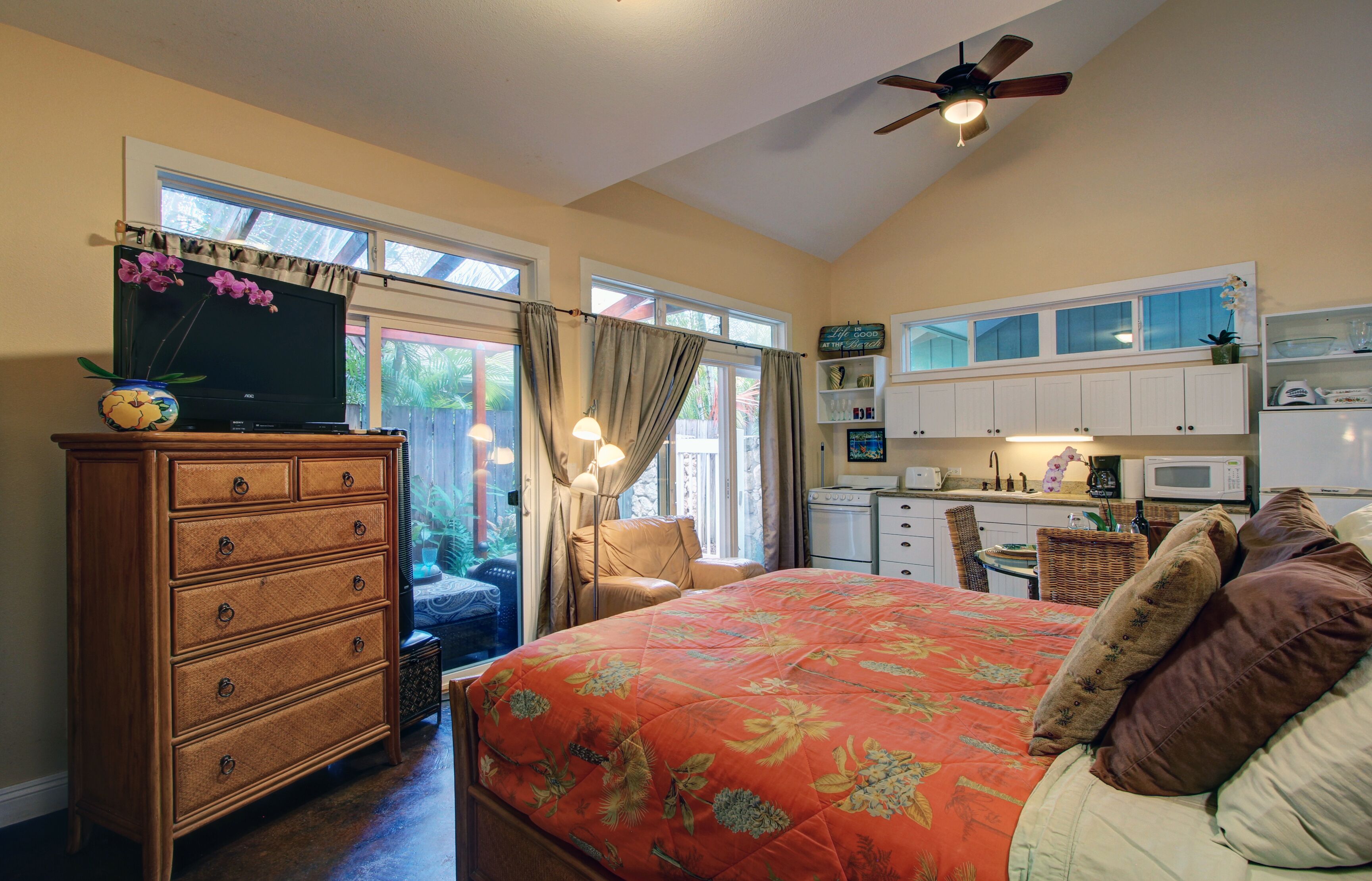 Tropical Studio w/ pool, spa, a/c, WFH, walk to Kailua Beach (30 day Discount!)