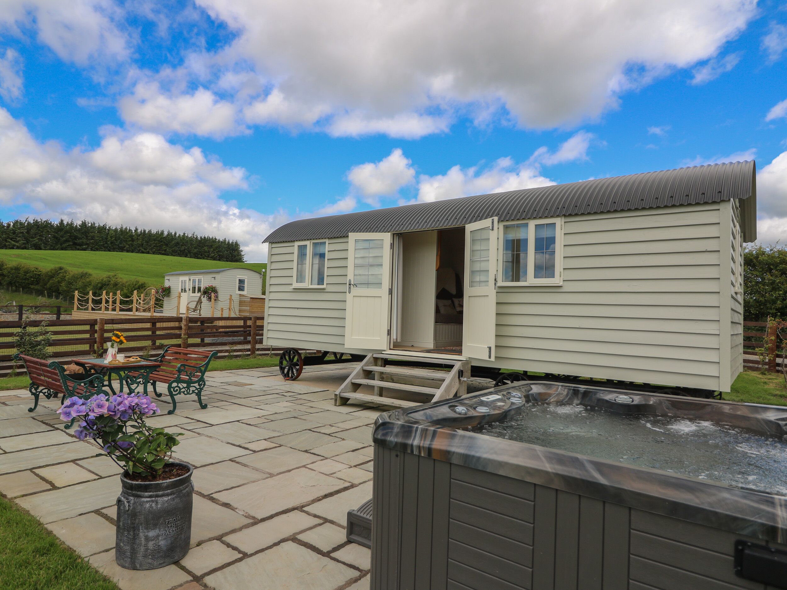 HILLSIDE VIEW, pet friendly, with hot tub in Rhayader