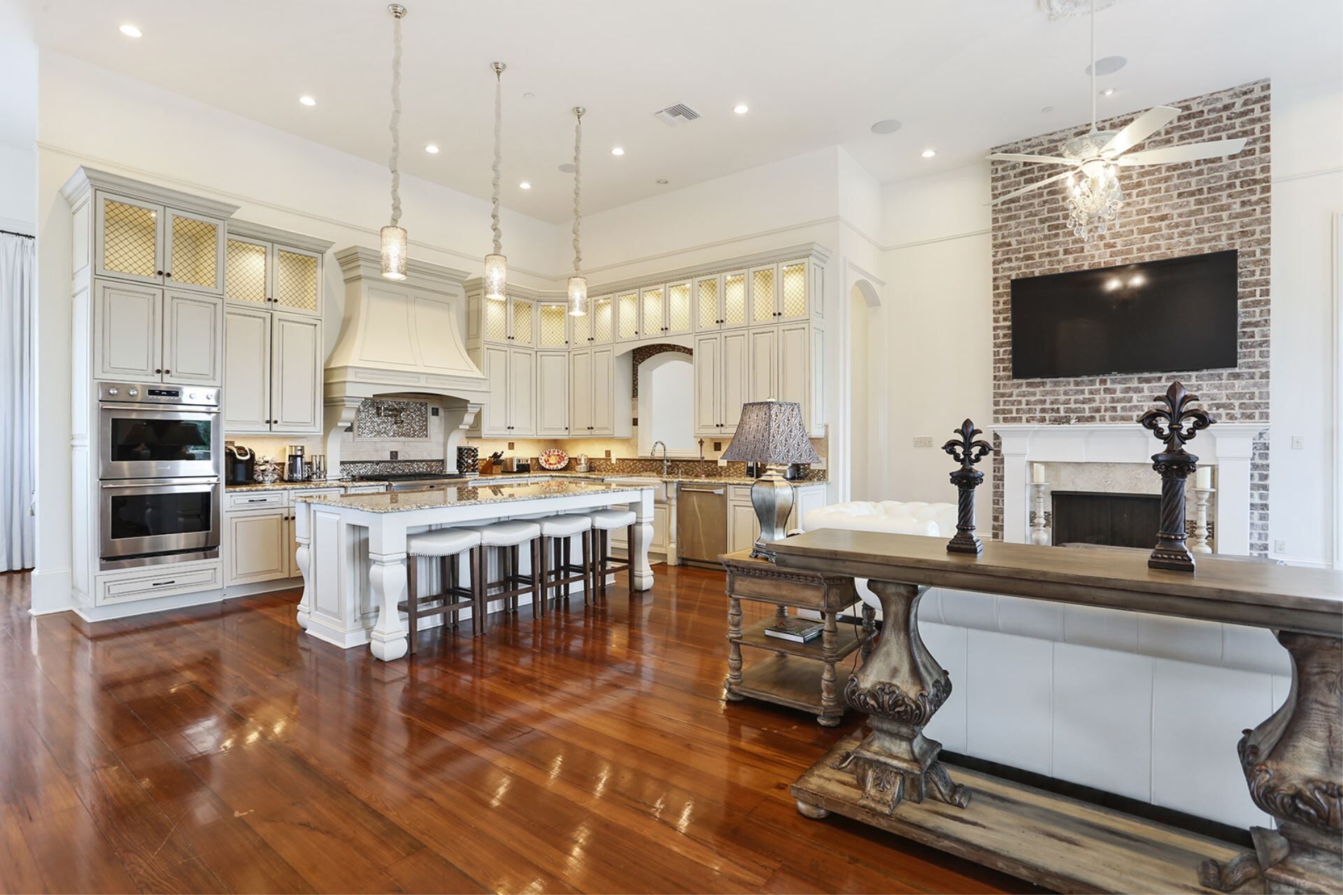 Uptown Penthouse Centrally Located...