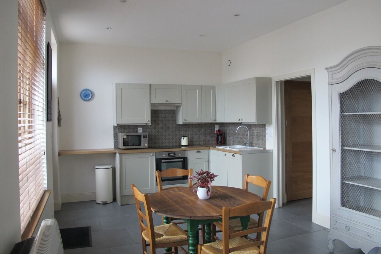 SPECIAL RATE AVAILABLE  "Spacious Self Contained Studio” 