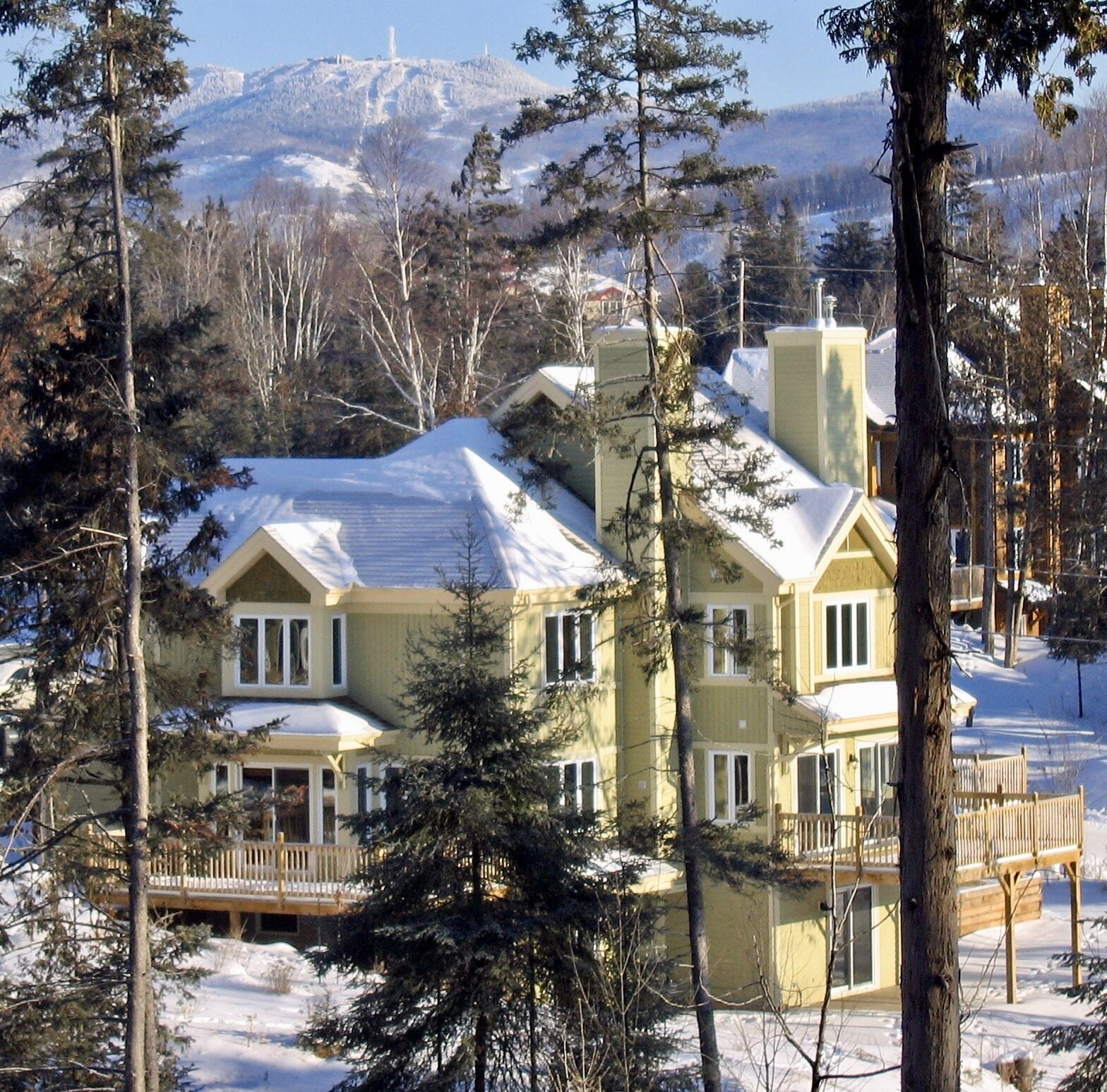 Award Winning Ski Chalet - WiFi, Deck, Patio, Parking, Registration No: 250670 