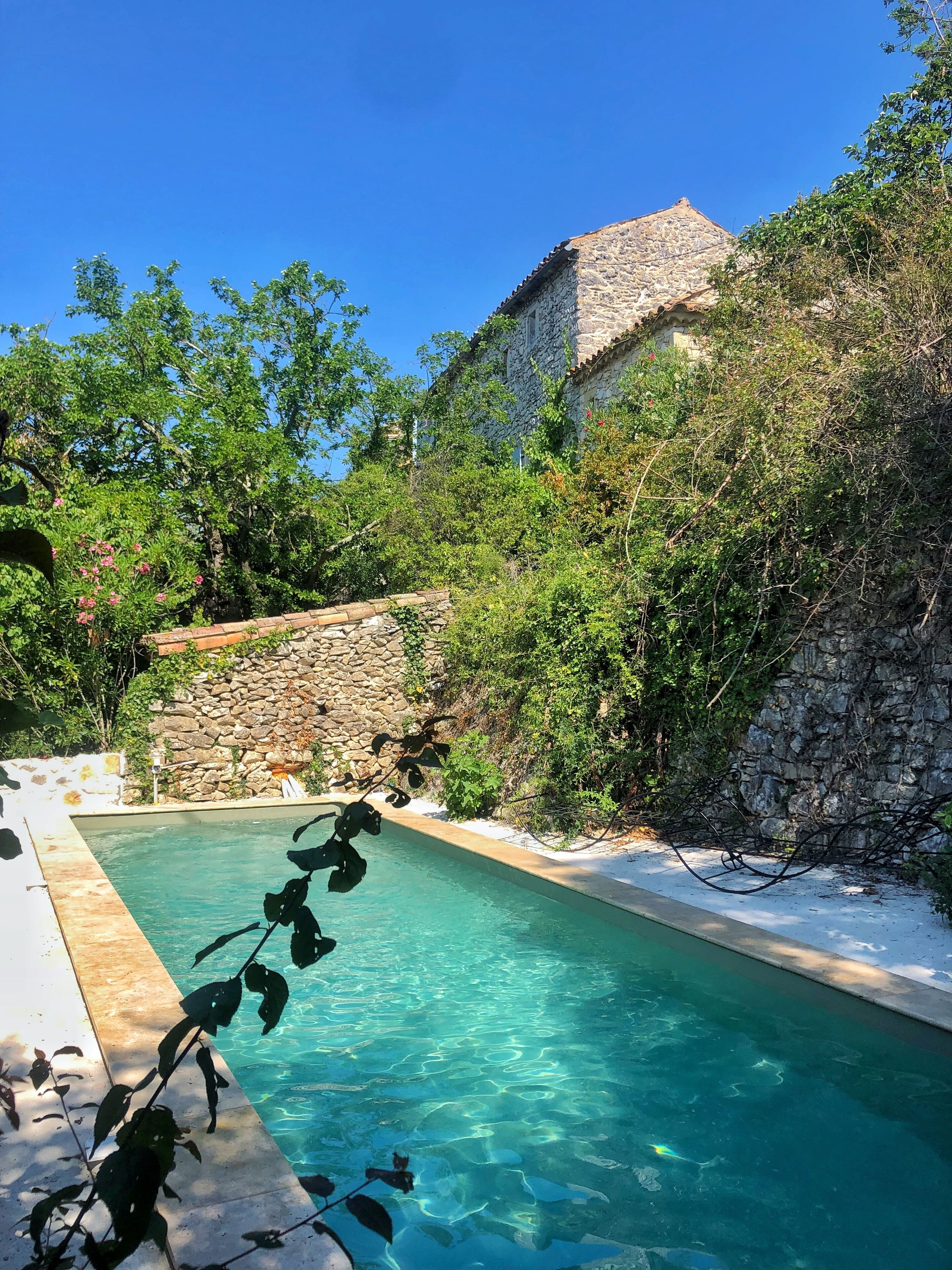 Charming room with garden and swimming pool 15 minutes from Uzès