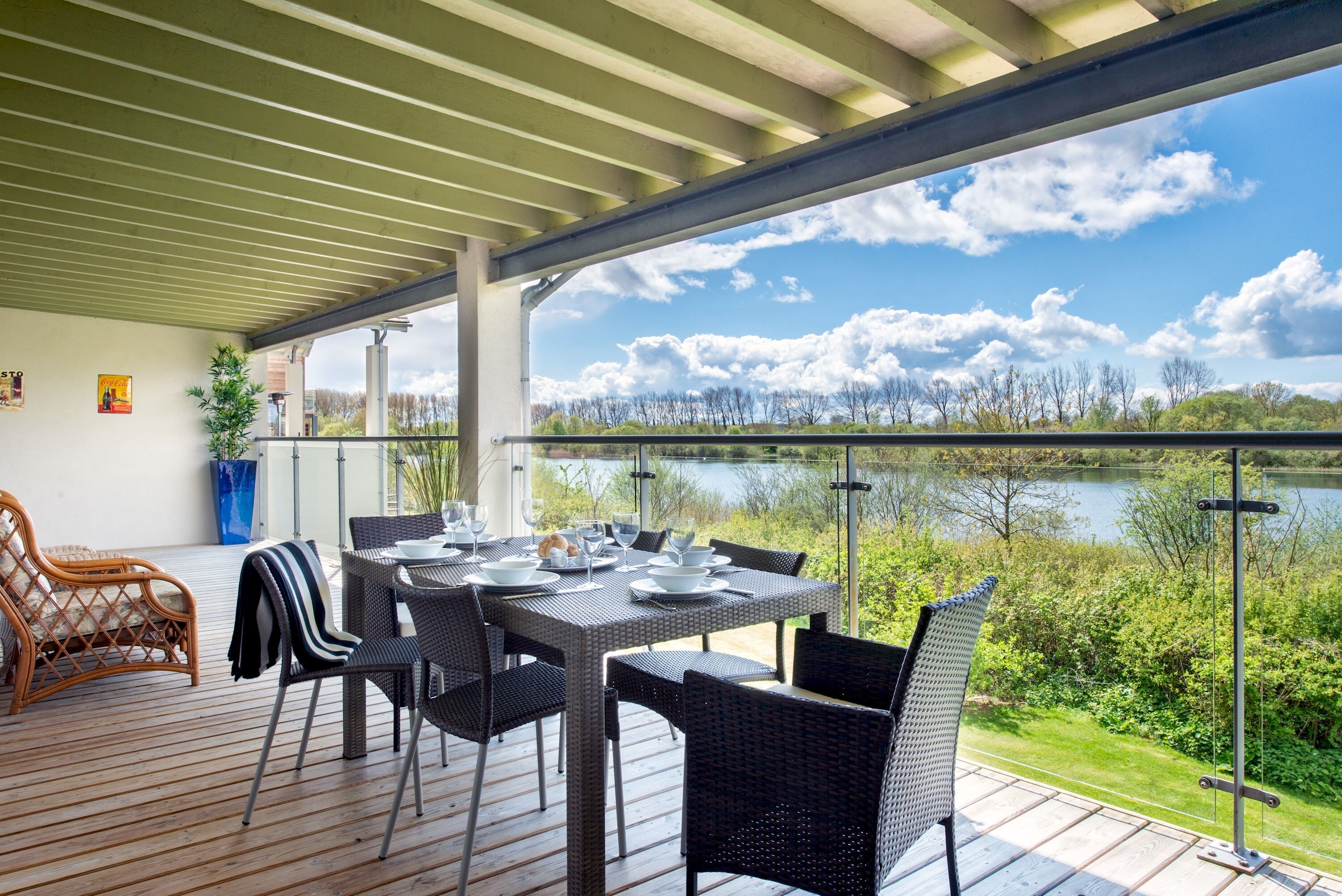 Lakeside property with spa access on a nature reserve