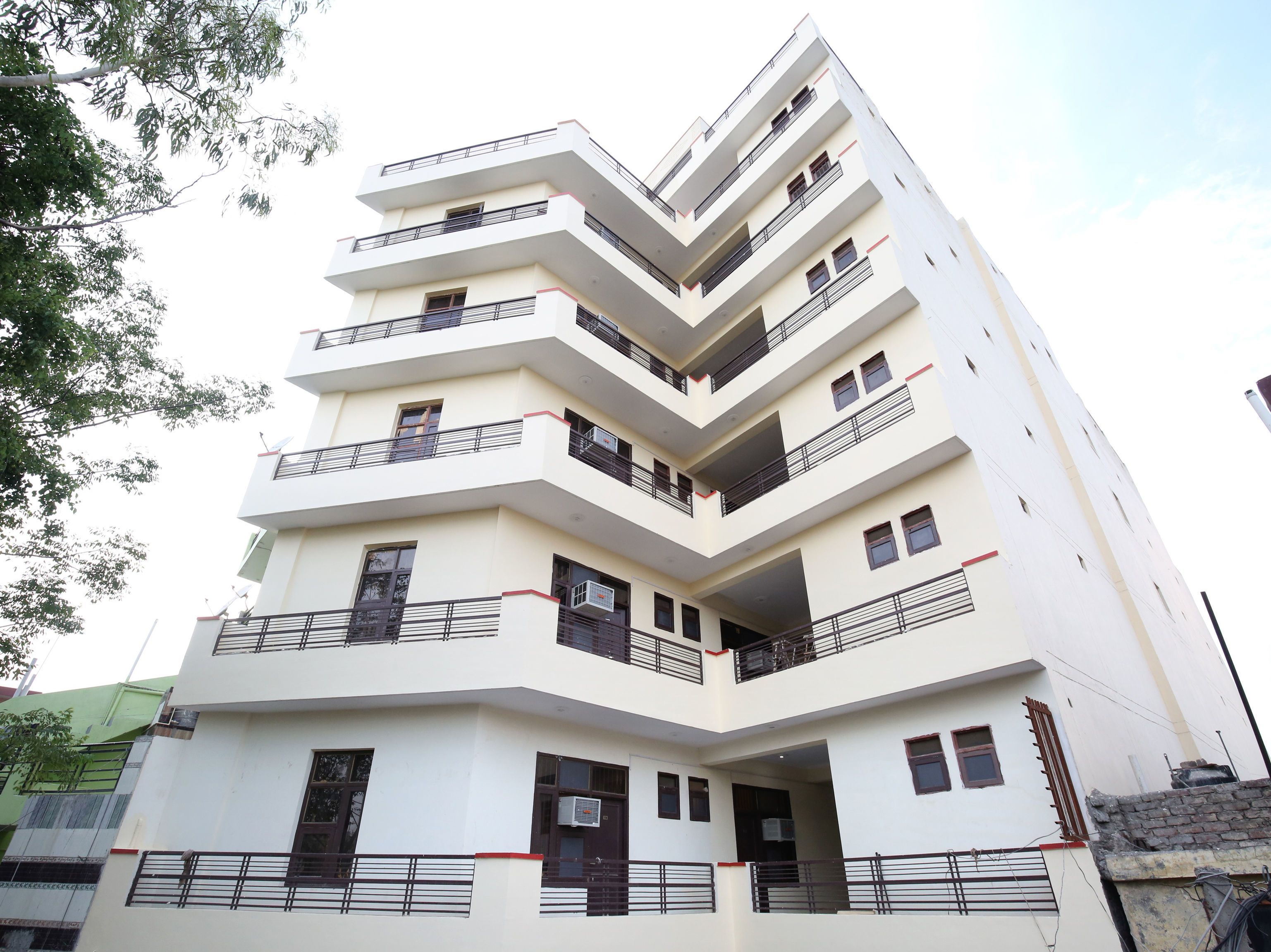 OYO 14823 Skyheights