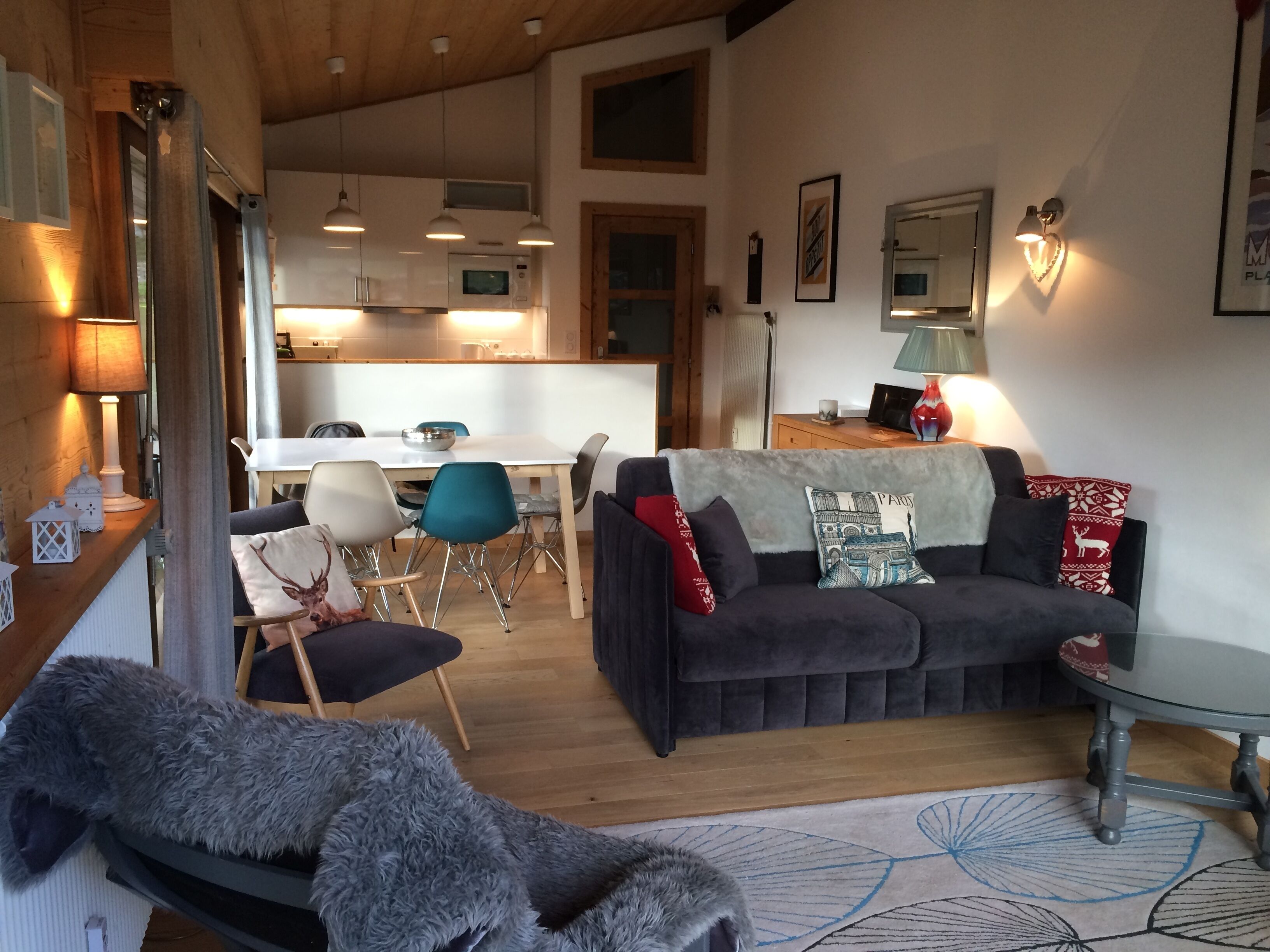 Luxury Apartment Sleeps 6. 350 m to ski lifts & town. Great views, Highly rated.