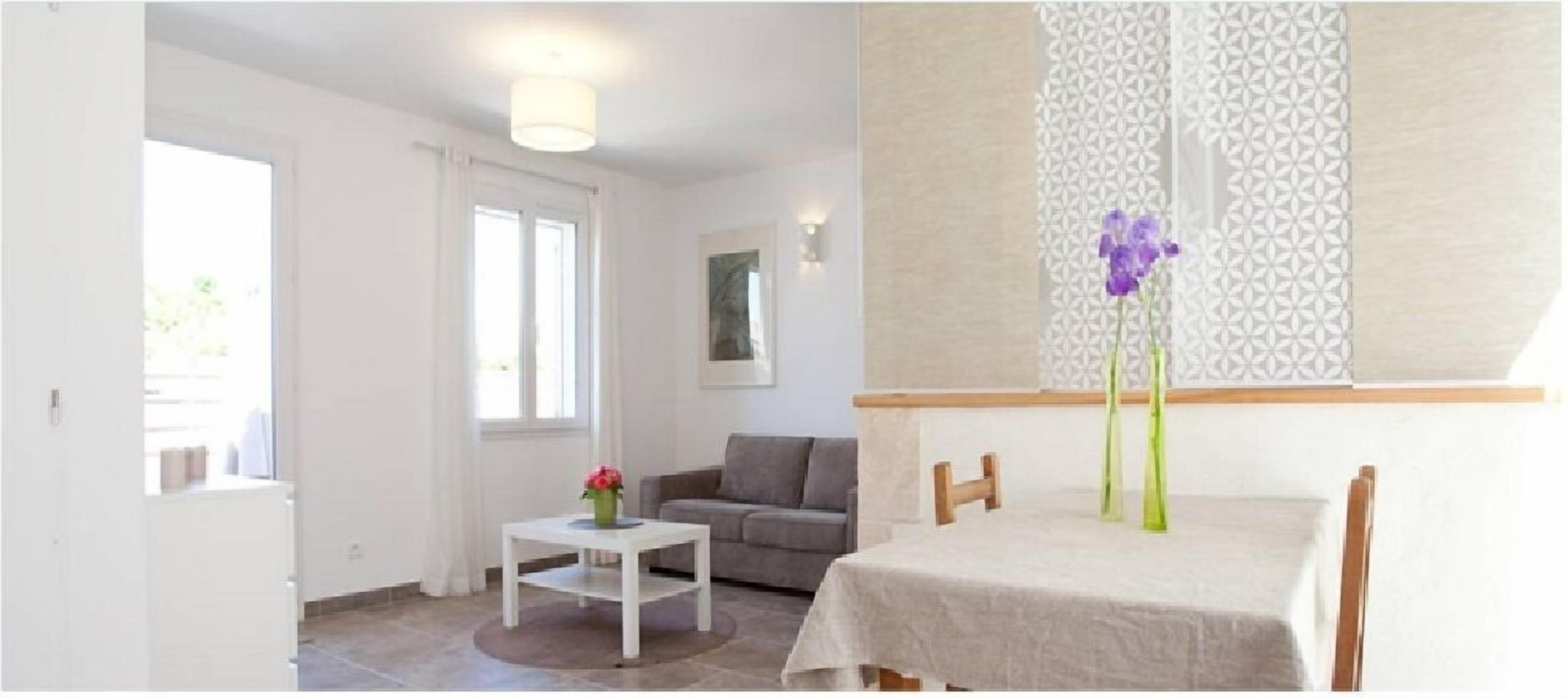 Charming studio, quiet, patio, 2-4p