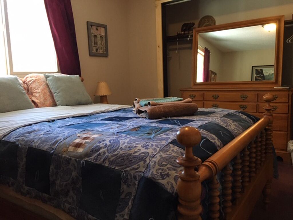 Furnished bedroom in our Home (full size bed), Dogs Welcome, share bath