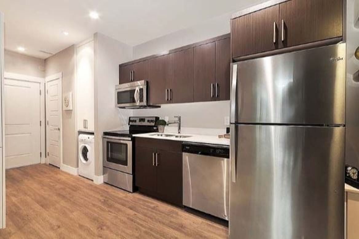 BEAUTIFUL Downtown Kelowna Modern Bachelor with FREE Gated Parking & View!