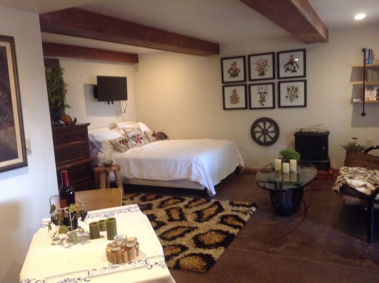  ROMANTIC , PRIVATE STUDIO WITH INCREDIBLE LAKEVIEW