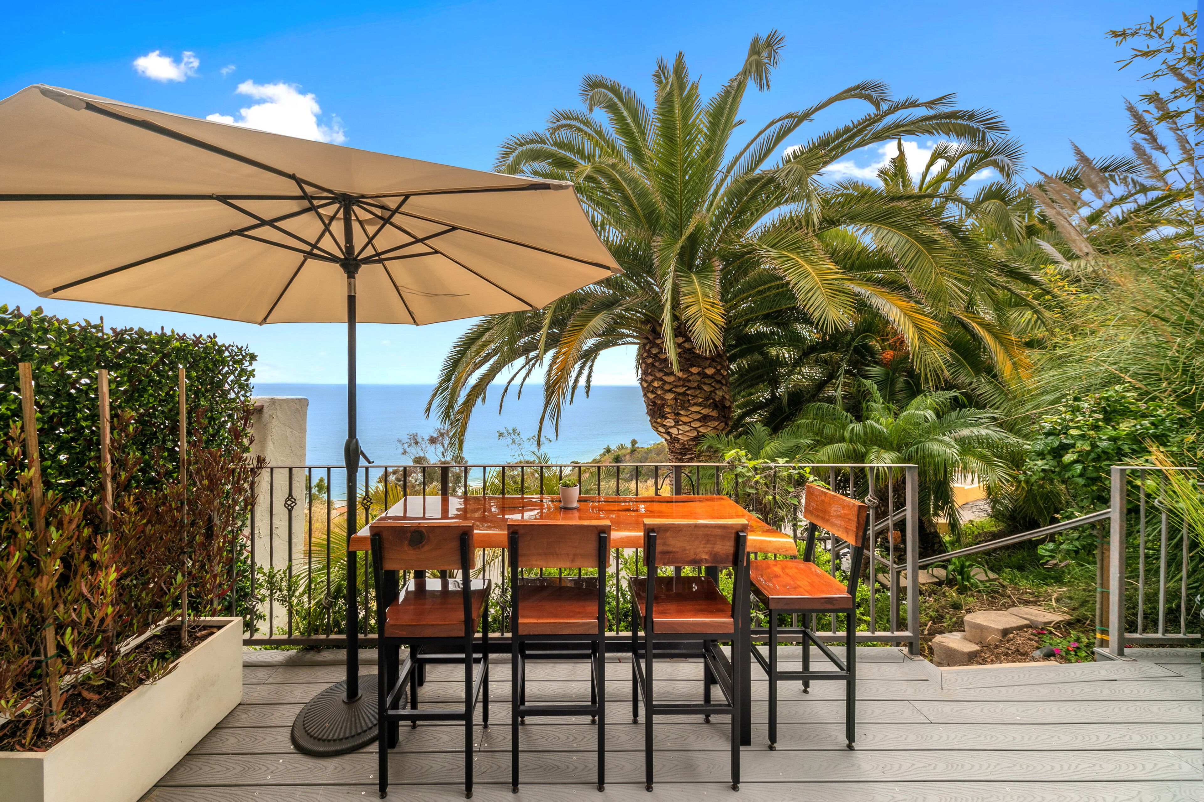 Tranquil Malibu private entrance guest suite retreat with an amazing ocean view!