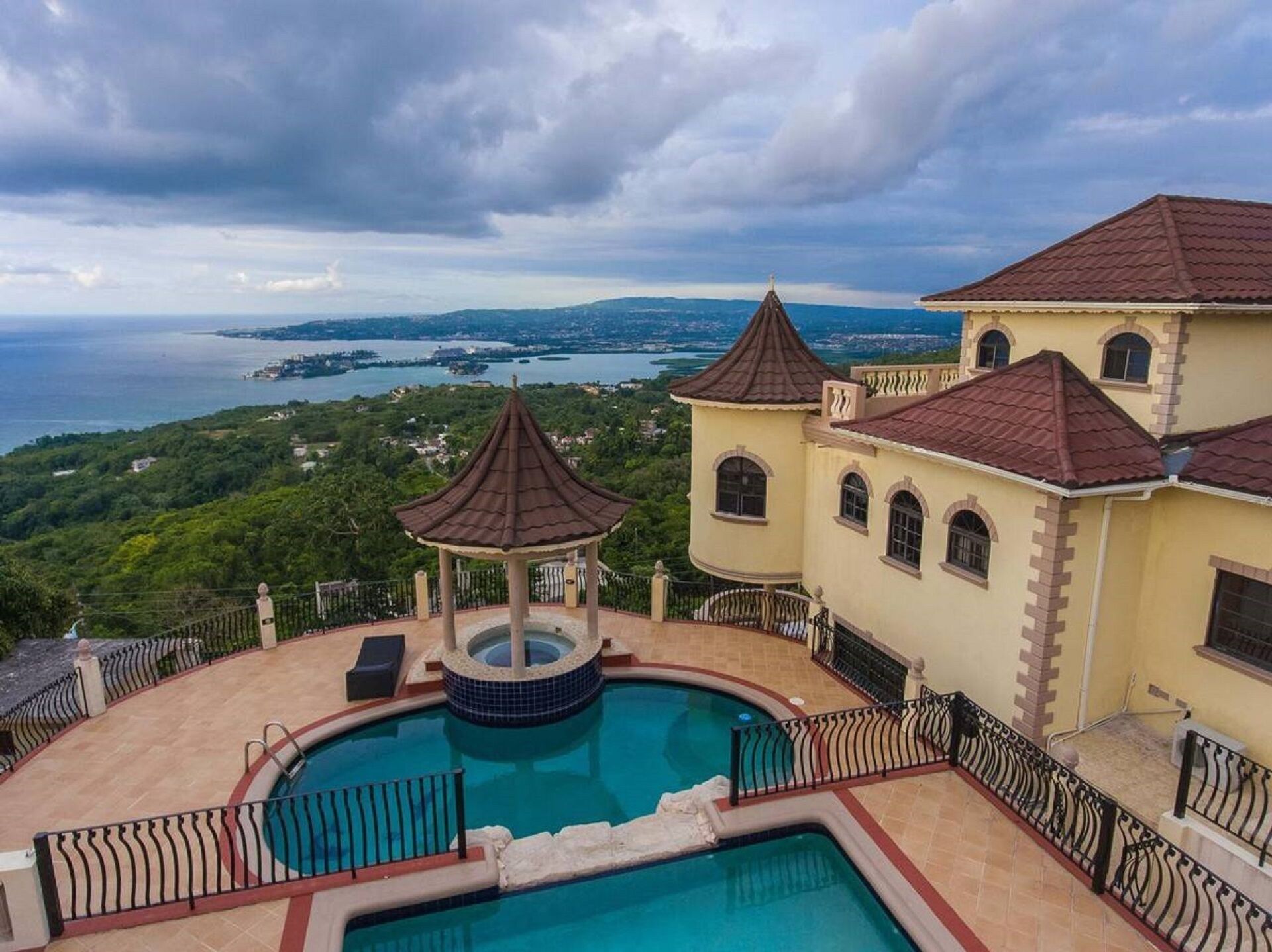 1br Guesthouse - Double/WiFi/Pool/AC/Housekeeper