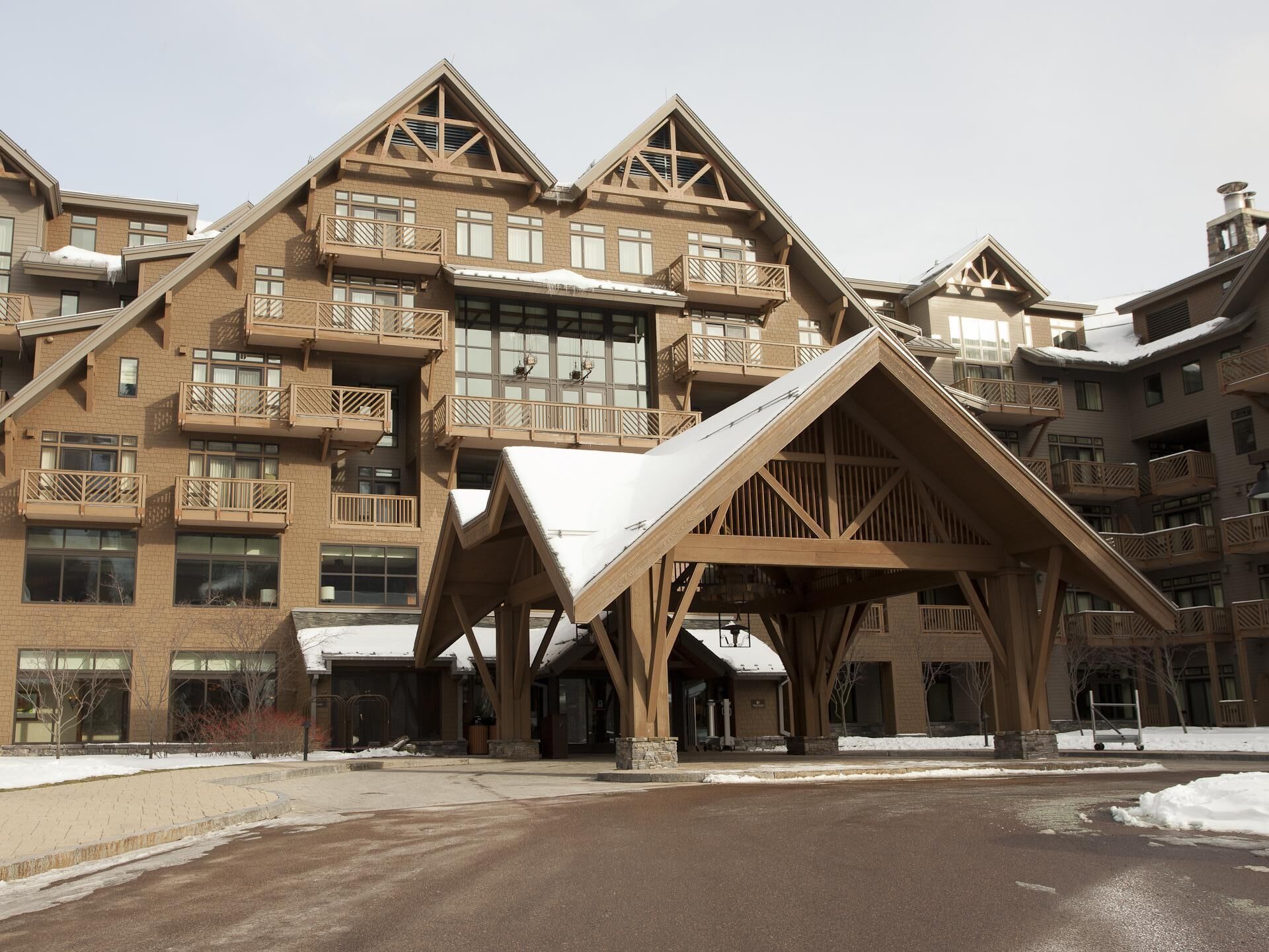 Luxury Studio Ski in -Ski out Mnt Mansfield Views, Mountain Golf Course Access 